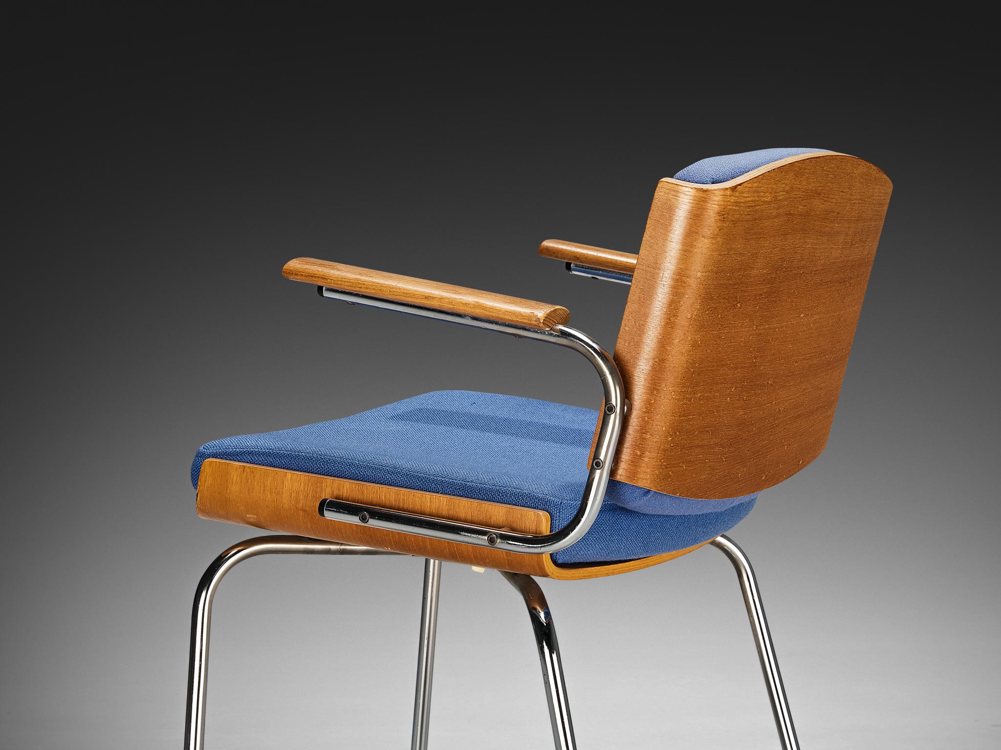 Postmoderno Coppia di poltrone danesi in Oak e cromo con tappezzeria blu in vendita