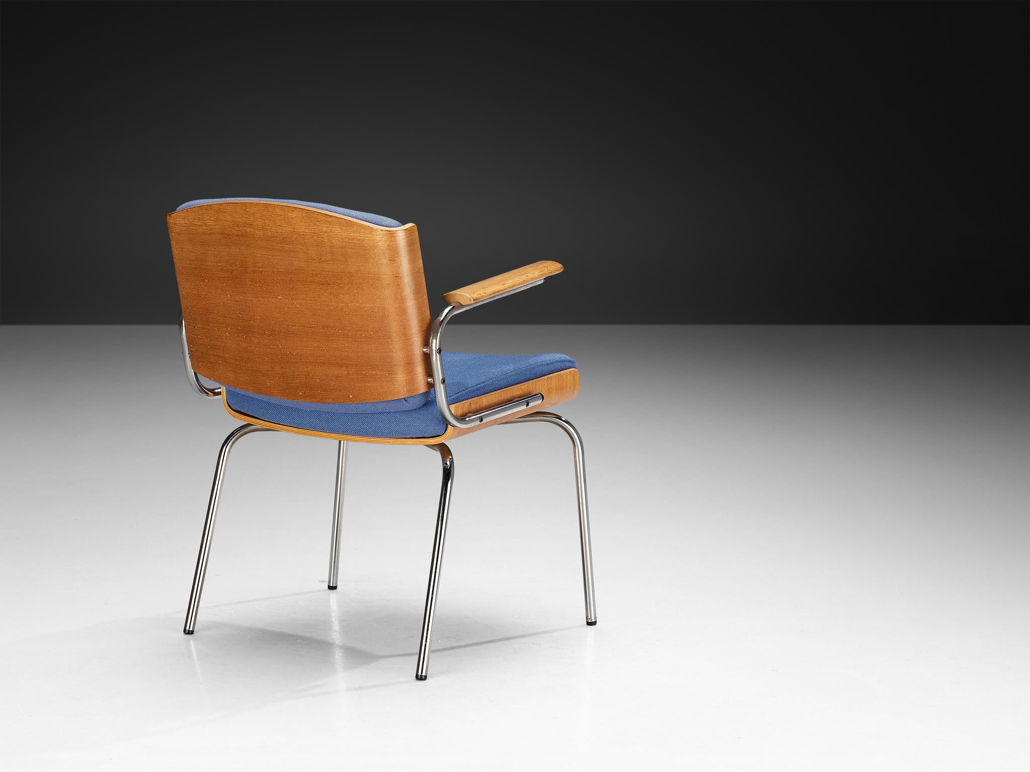 Tessuto Coppia di poltrone danesi in Oak e cromo con tappezzeria blu in vendita