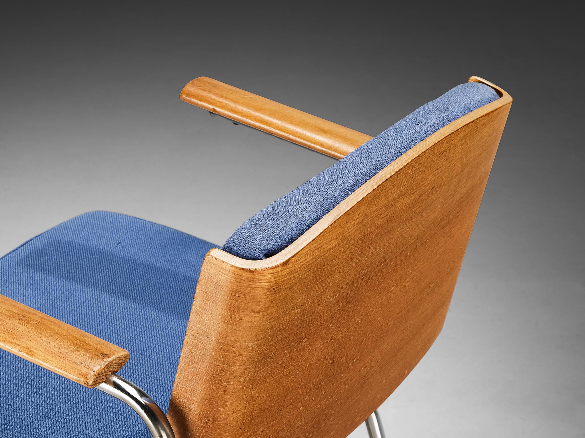 Coppia di poltrone danesi in Oak e cromo con tappezzeria blu in vendita 2