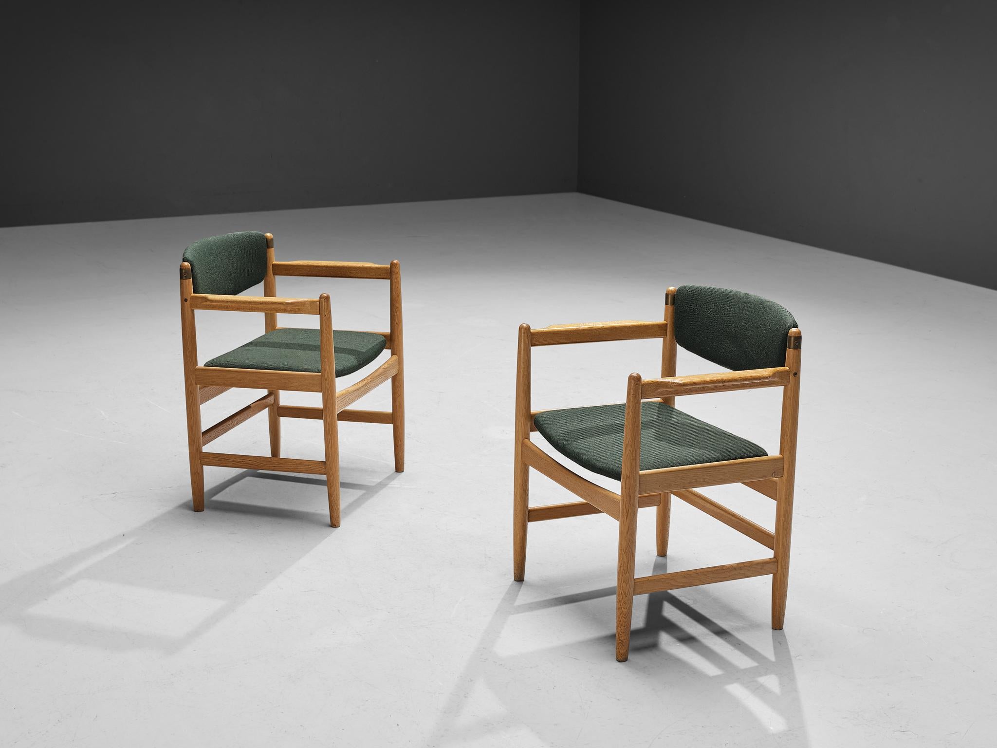 Paire de fauteuils, tissu, chêne, laiton, Danemark, années 1960

Cette paire de fauteuils danois bien exécutés témoigne d'un niveau d'artisanat exquis. La chaise présente un cadre sculpté typique du design Modern Scandinavian du milieu du siècle. La
