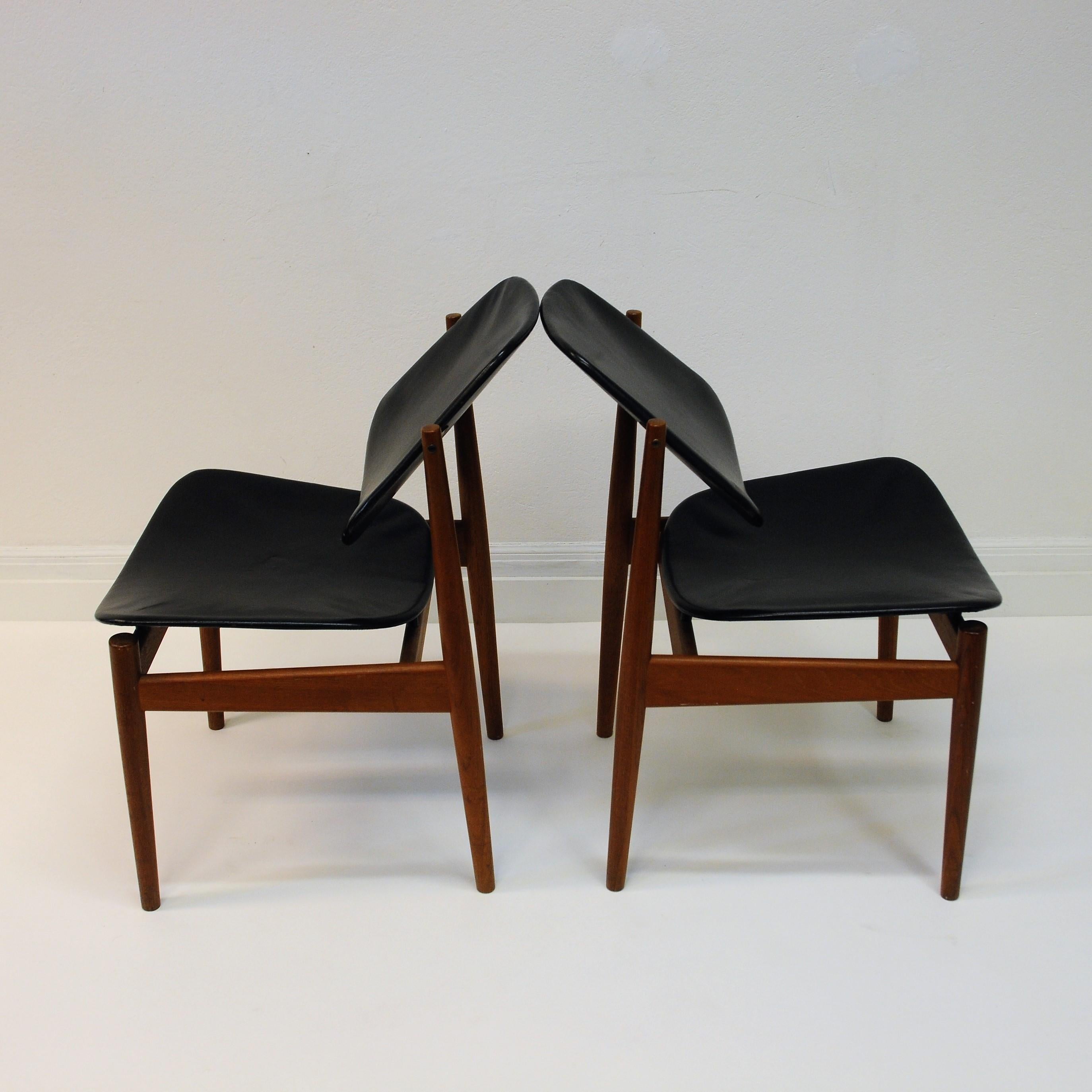Danish pair of  Diningchairs by Arne Vodder in teak and black leather, 1950s 3