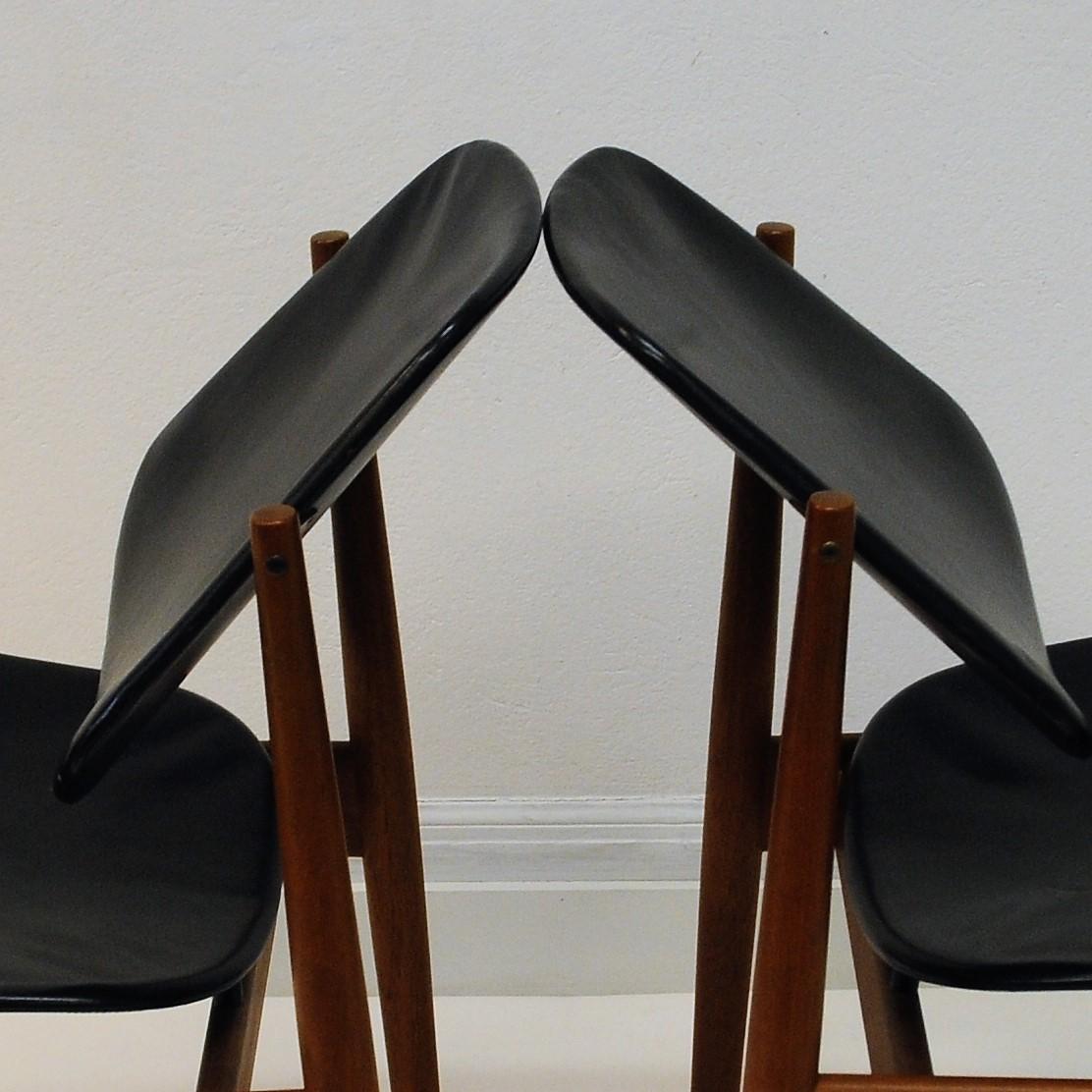 Danish pair of  Diningchairs by Arne Vodder in teak and black leather, 1950s 4