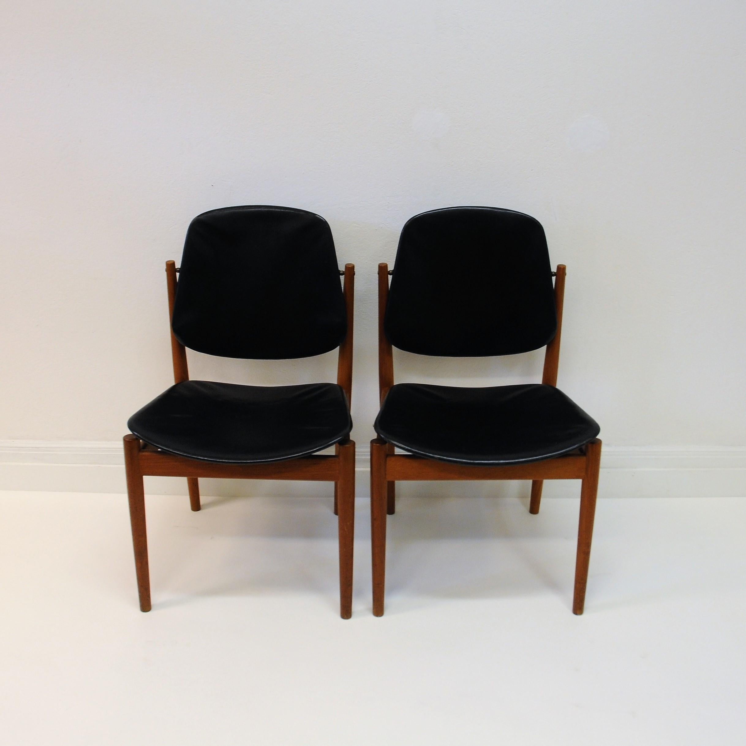 Mid-Century Modern Danish pair of  Diningchairs by Arne Vodder in teak and black leather, 1950s