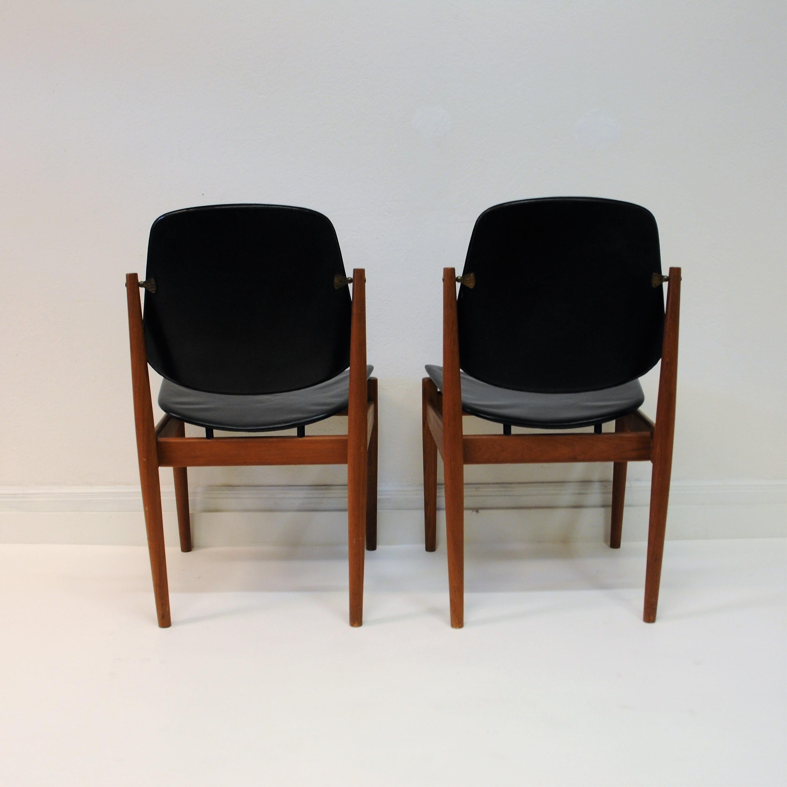 Danish pair of  Diningchairs by Arne Vodder in teak and black leather, 1950s In Good Condition In Stockholm, SE