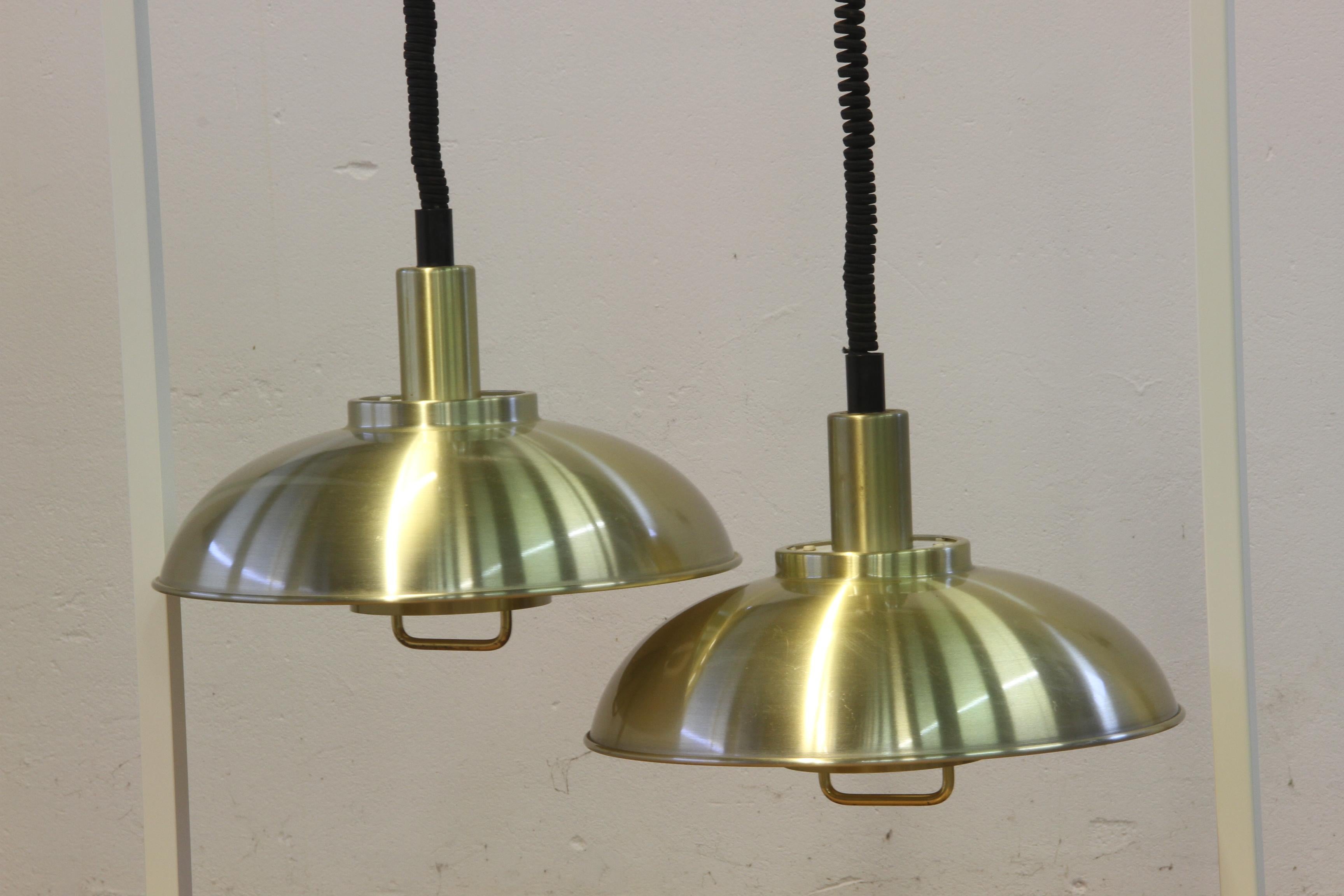 Questa lampada di design e produzione danese degli anni '70-'80 offre un'alternativa elegante e conveniente all'illuminazione di Hans-Agne Jakobsson. Probabilmente realizzata da Lyfa o Frandsen, la lampada è in ottime condizioni vintage, con solo