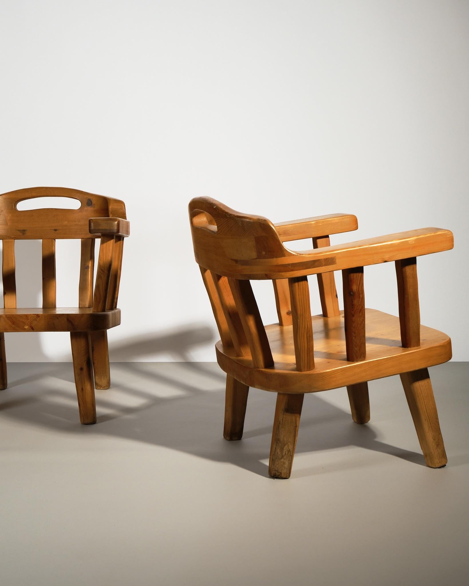 c. 1970's
Pino macizo
Fabricado en Dinamarca
 H75 x W67 x D68 cm
