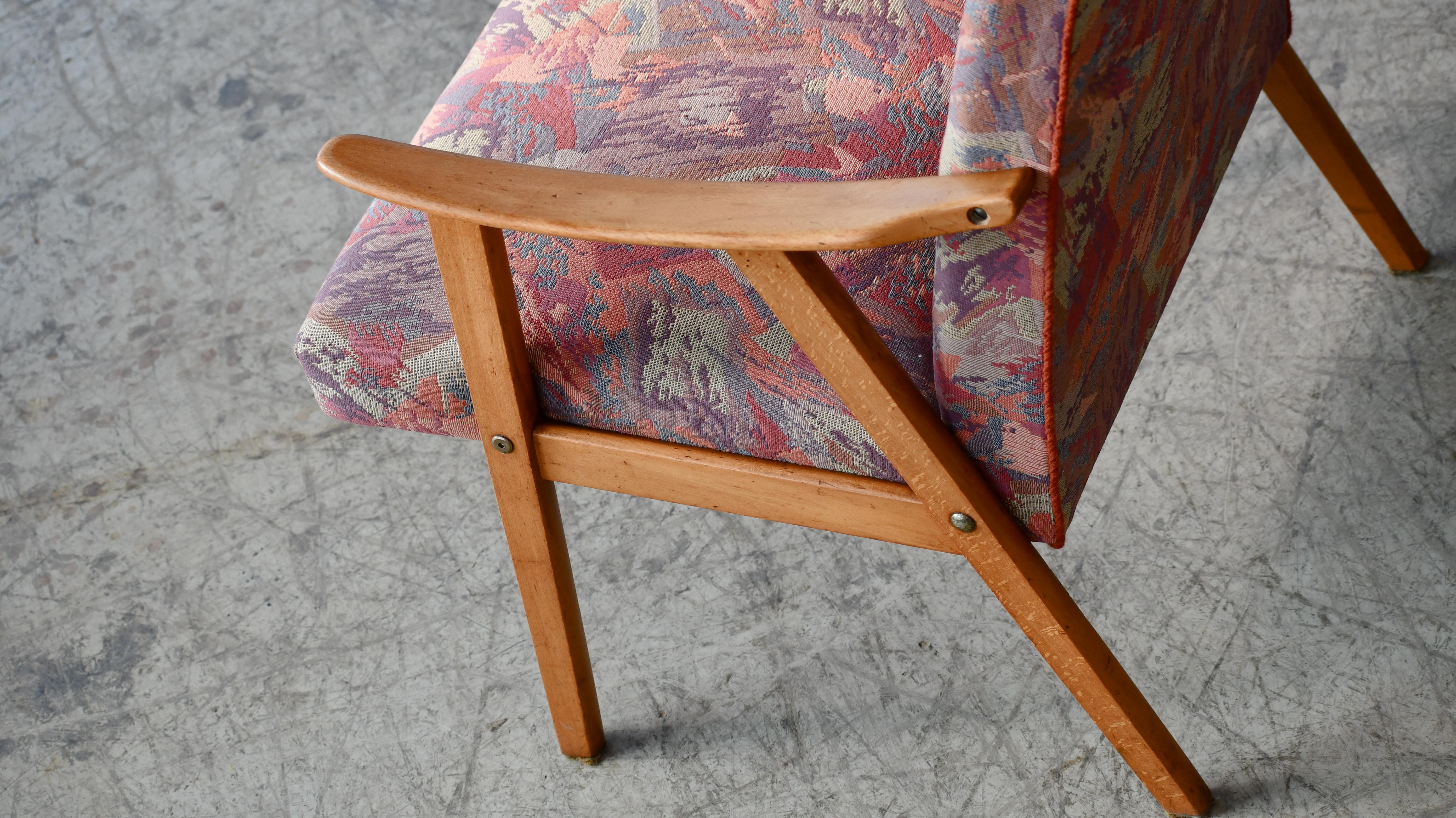 Schöne elegante dänische Stühle im einfachen Stil, wahrscheinlich aus den 1960er Jahren. Diese Stühle verkörpern den Stil, der zum berühmten dänischen Sessel des  60's. Die natürliche Buche  Das Holz entspricht genau dem, was derzeit in der Mode