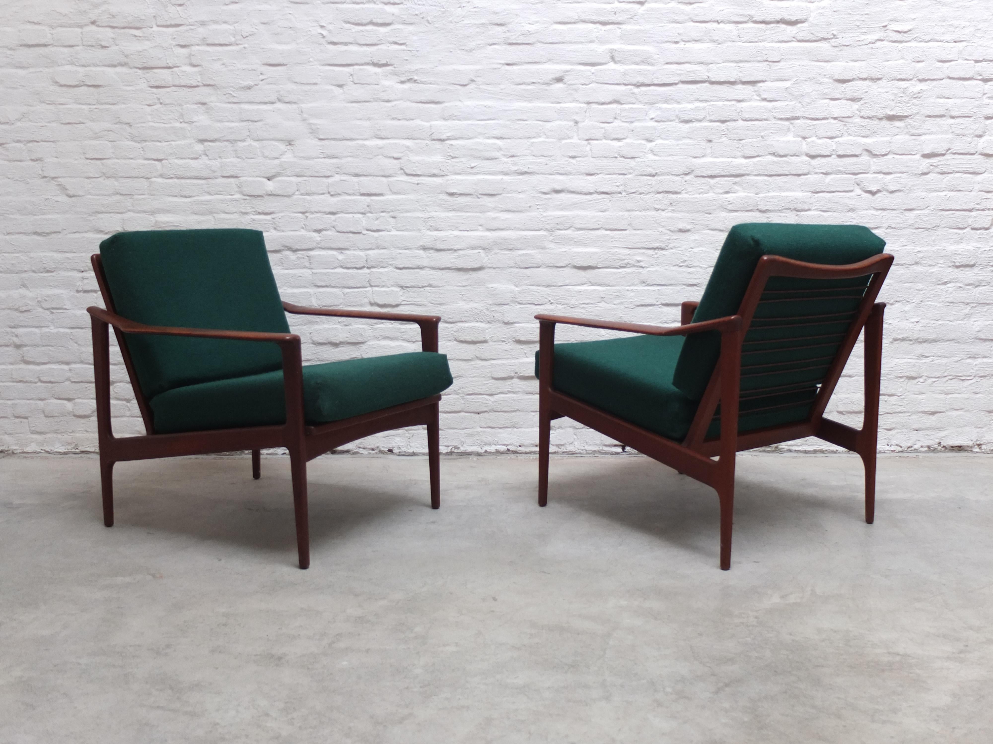 Danish Pair of Easy Chairs by Ib-Kofod Larsen for Selig, 1960s In Good Condition In Antwerpen, VAN