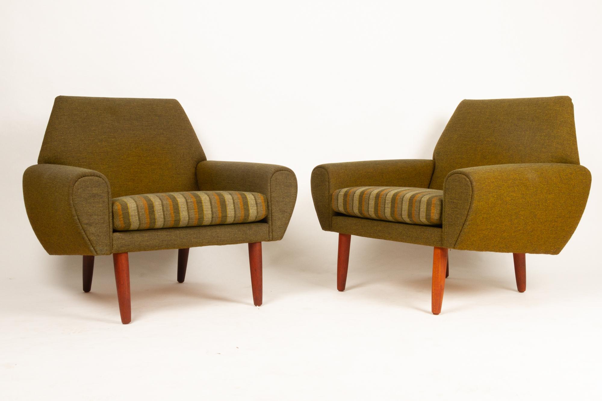 Danish pair of lounge chairs by Kurt Østervig, 1960s.
Mid-Century Modern pair of green upholstered easy chairs with spring cushions. Attributed to Danish designer Kurt Østervig. Standing on round tapered legs in solid teak. Very comfortable and