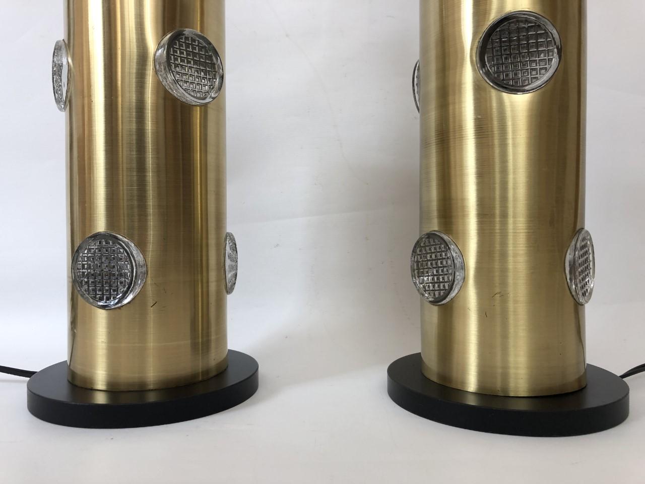 Pareja de lámparas de sobremesa danesas de mediados de siglo, de latón y cristal, años 70 Metal en venta