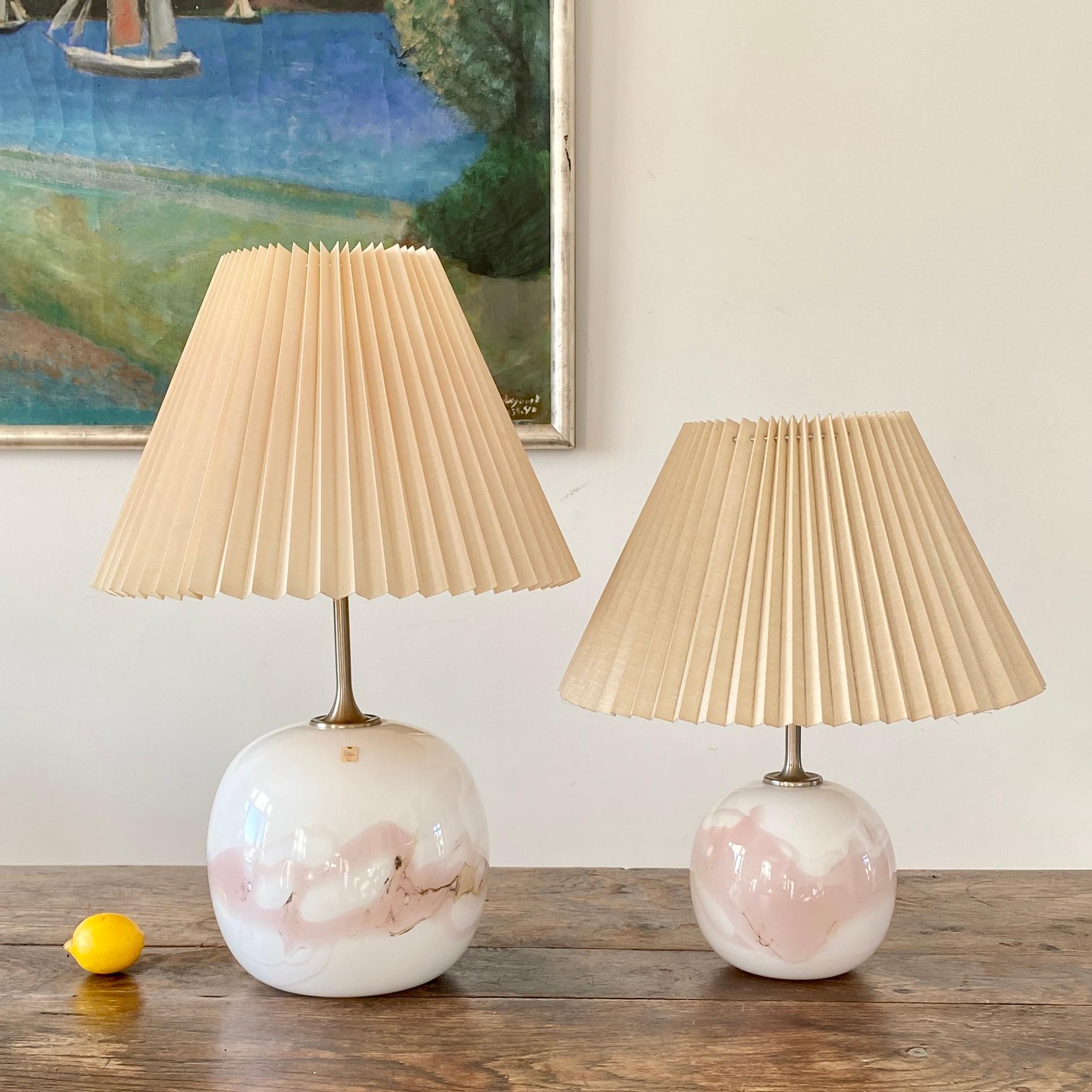 A pair of white and pink opaline Art Glass lamps by Michael Bang for Holmegaard. 

The 2 Sakura table lamp was designed by Michael Bang and was produced at Fyens Glasværk for Holmegaard Glasværk, when Holmegaard production still had production in