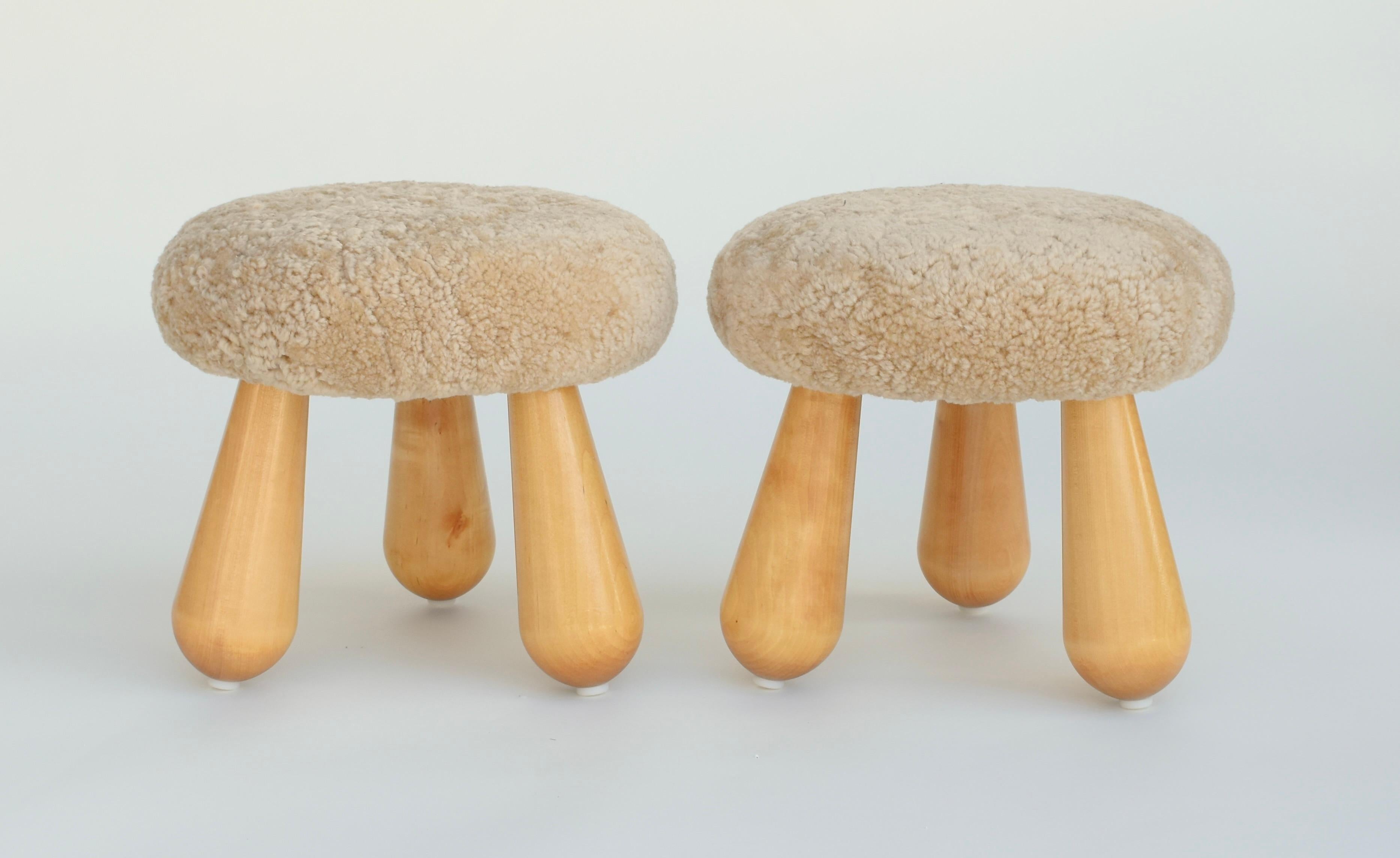 Une paire de tabourets très mignons avec des pieds en bouleau. Assise garnie de laine d'agneau.