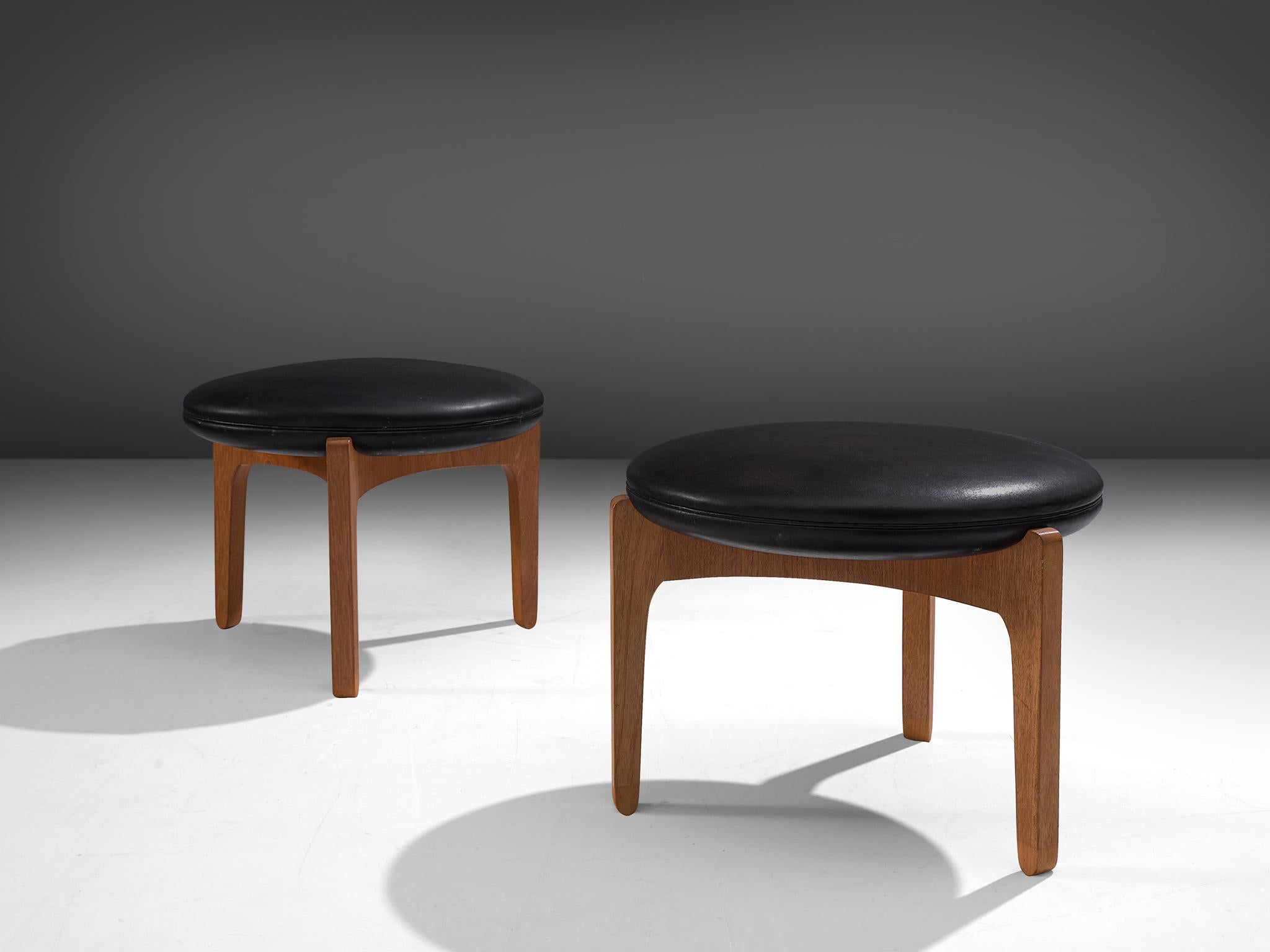 Sven Ellekaer for Christian Linneberg's Møbelfabrik, pair of stools, oak and leather, Denmark, 1960s

Pair of stools designed by the Danish Sven Ellekaer. The stools feature a perfect round circle as seats, which are upholstered in black leather.