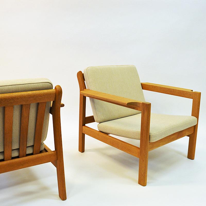 Lovely pair of Børge Mogensen armchairs model 227 for Fredericia Stolefabrik, 1960s, Denmark. The chairs are made of oak and have newly upholstered back and seat cushions in cream wool fabric dal 'Hallingdal' from GU Norway.
Nicely tilted and soft