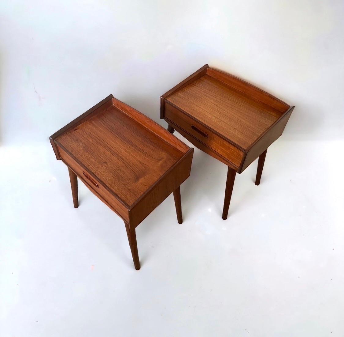 Danish nightstand bedsides small hallway dressere 
Rare find. Beatiful and with details.

Featuring a drawer and tall sleek tapered legs. It’s also possible with wall mounting see pictures .

H46, B40, D28 cm.