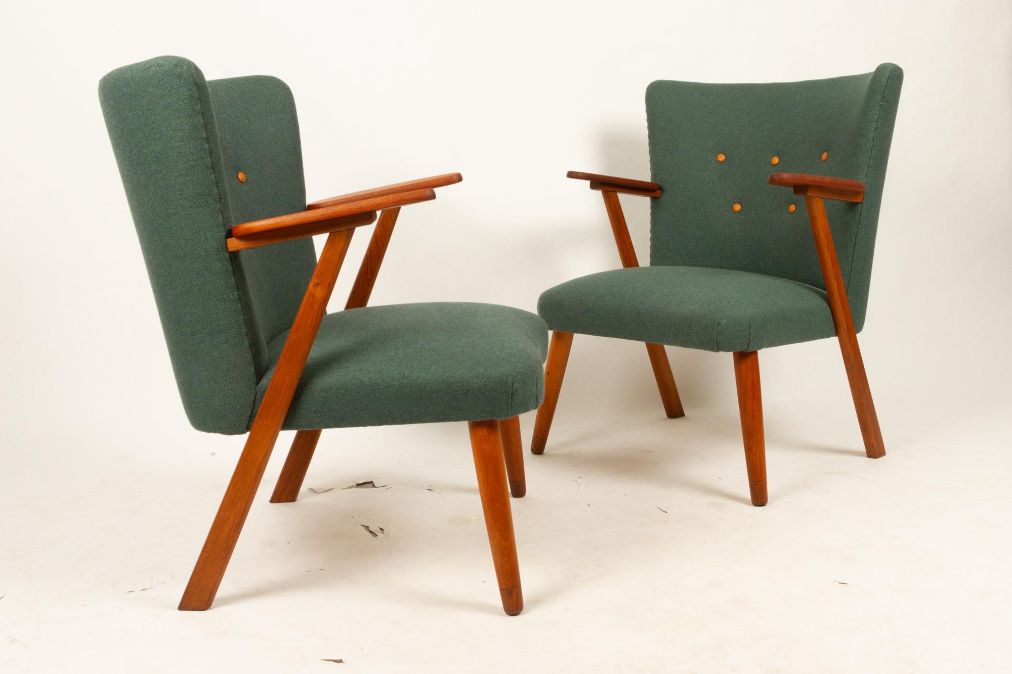 Danish pair of vintage lounge chairs 1960s
Pair of stylish Mid-Century Modern cocktail chairs. Wide curved back, Z-shaped frame and round tapered front legs. Frame in oak, armrests in solid teak. Professionally reupholstered with green wool and