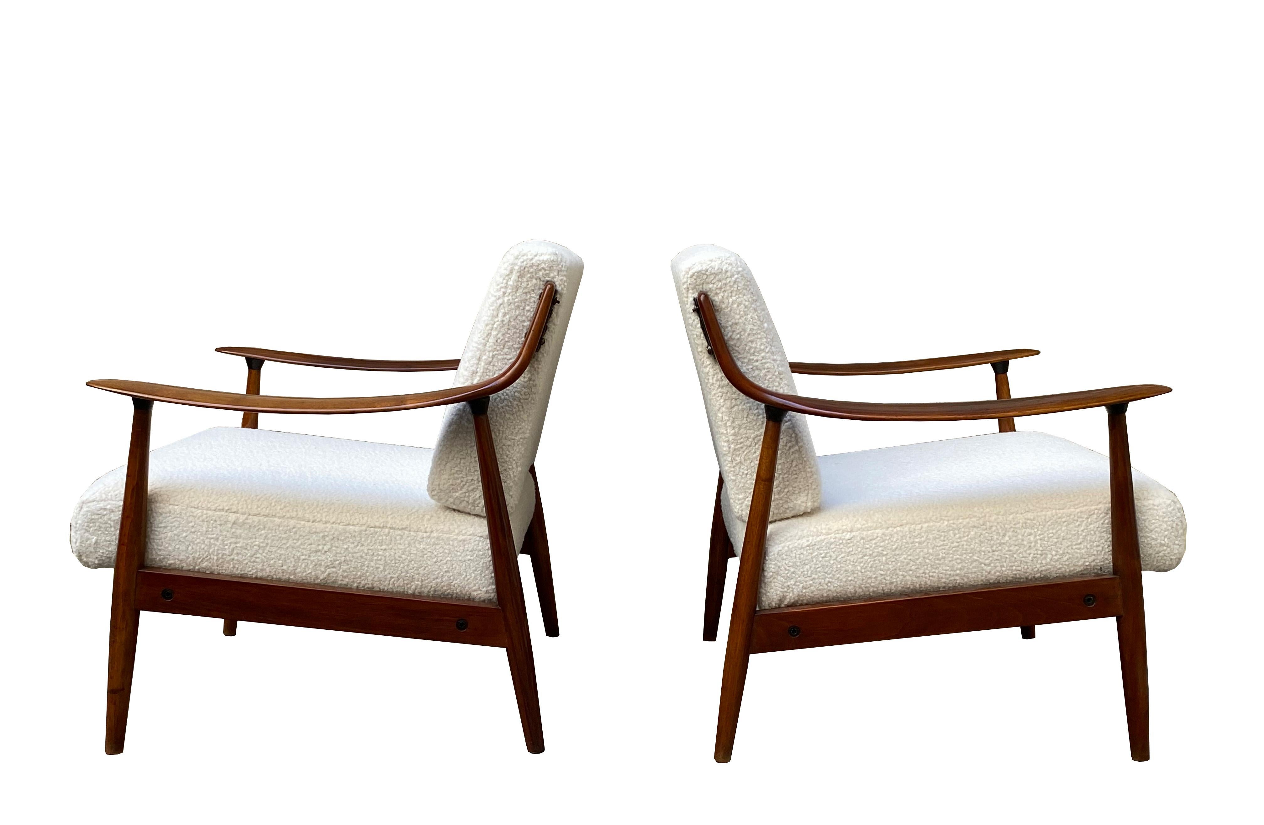 Danish Pair of Wood and White Boucle' Armchairs, 1970s In Good Condition In Naples, IT