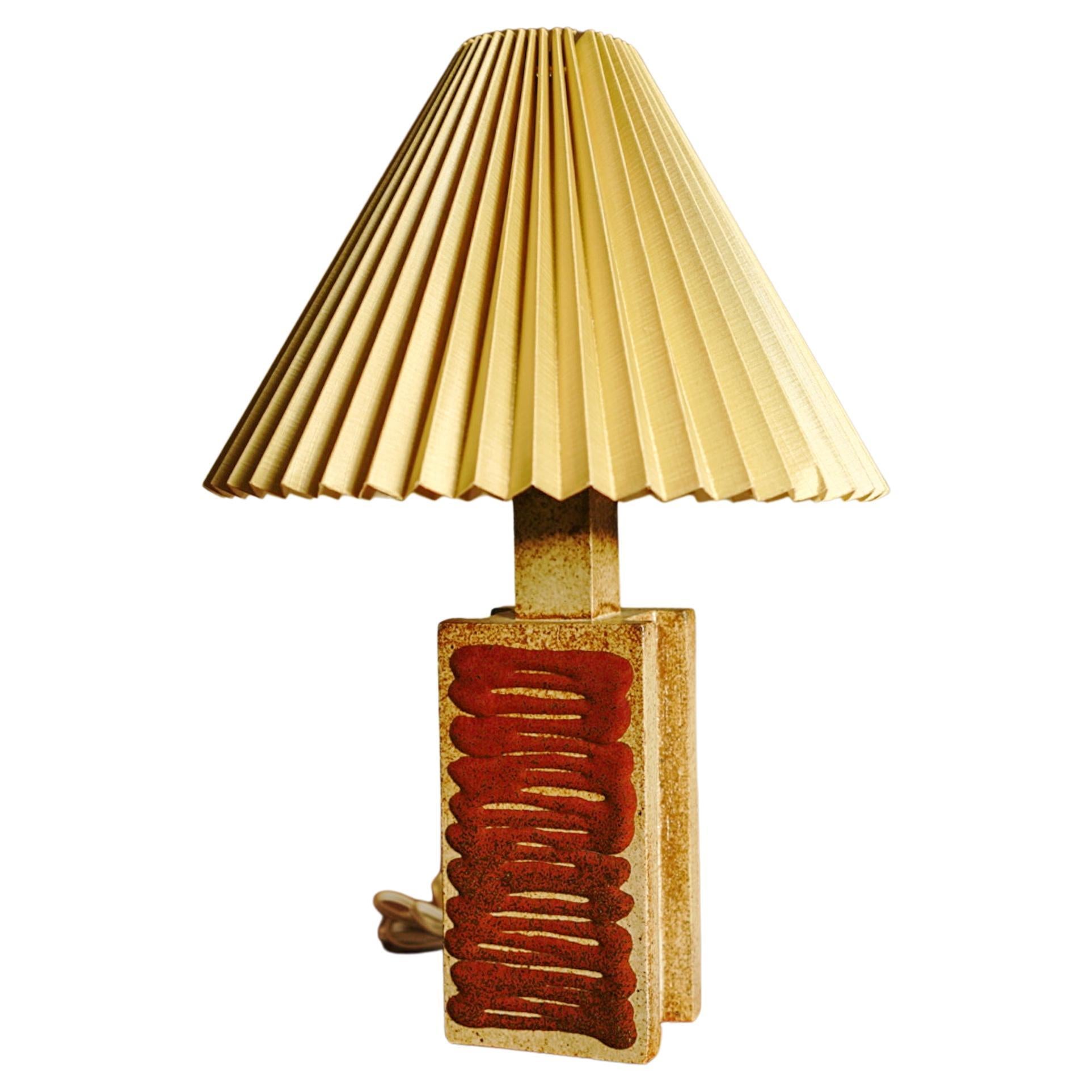 Lampe de table haute du milieu du siècle dernier du danois Palshus.
La lampe a été conçue par Per Linnemann-Schmidt et produite, vers les années 1960.

Entièrement marqué sur le fond. Longueur avec douille.

Ampoule : Pour raccord à vis Edison de