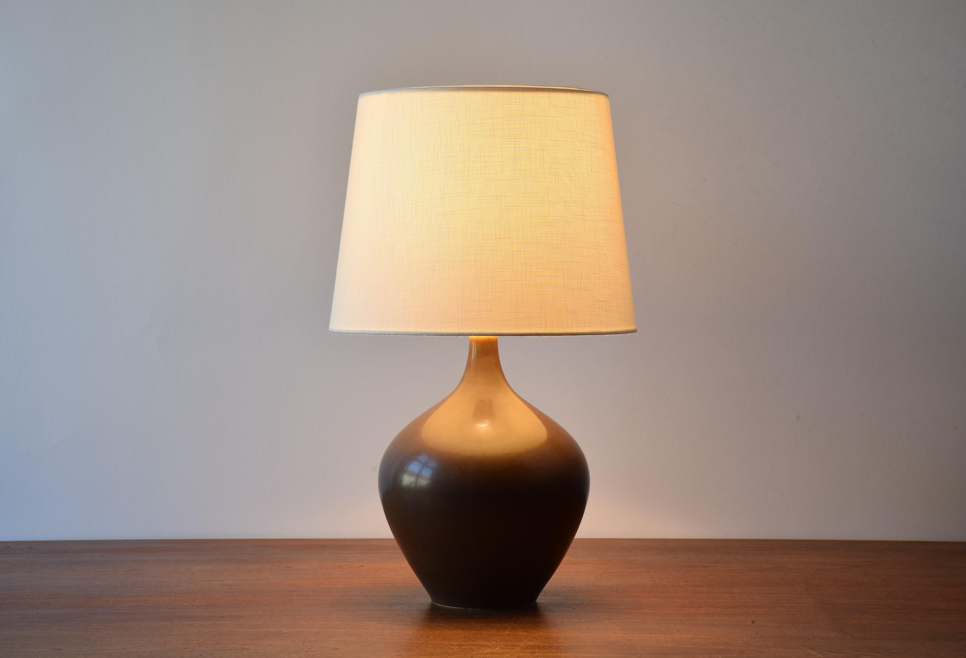 Midcentury budded table lamp from Danish Palshus with brown haresfur glaze.
The lamp was designed by Per Linnemann-Schmidt and produced circa 1950s.

Included is a new lampshade designed in Denmark. It is made of woven fabric with some texture and