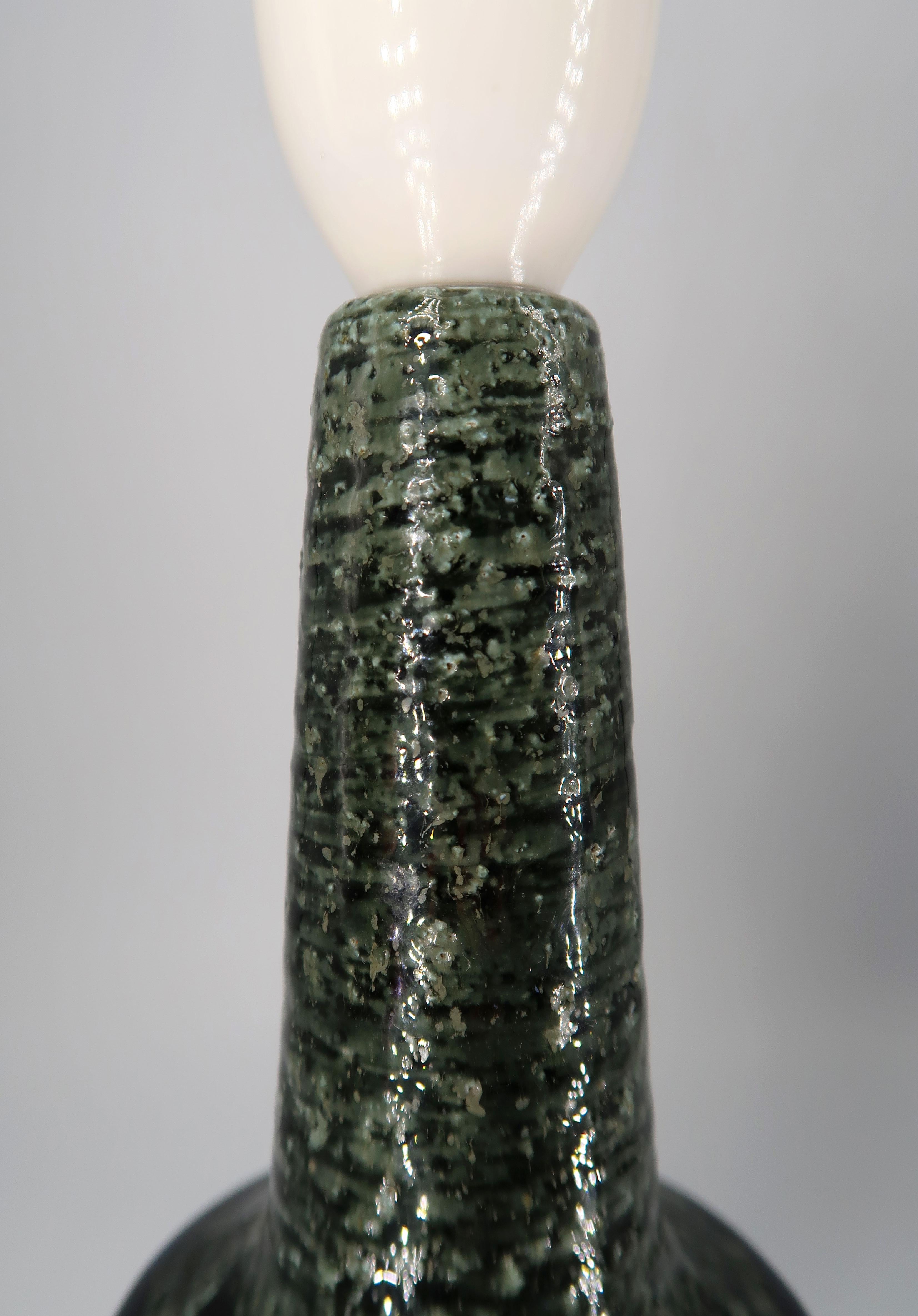 Moderne dänische Palshus-Tischlampe aus grünem Steingut, 1960er Jahre (Keramik) im Angebot