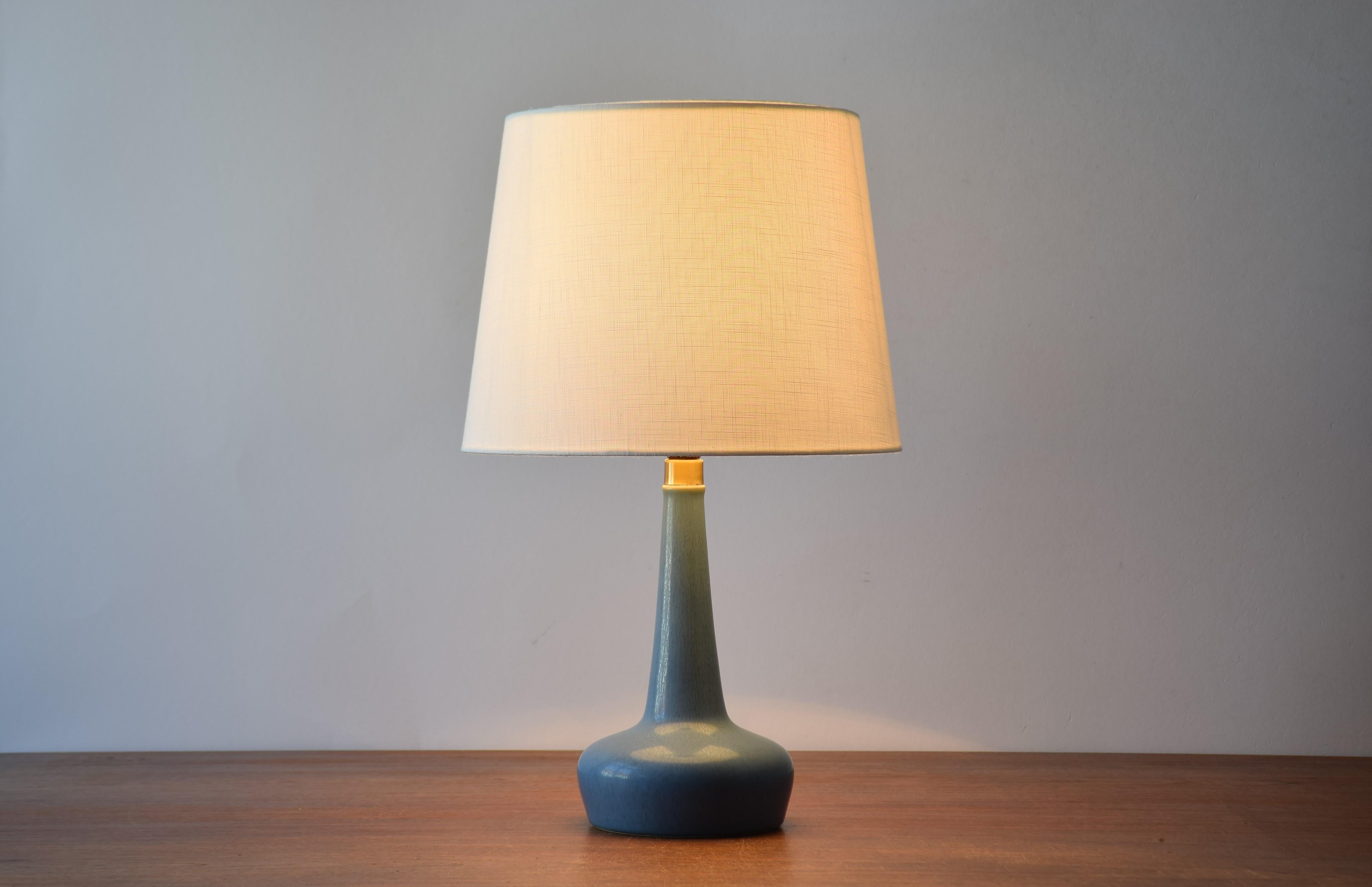Palshus / Le Klint table lamp with blue haresfur glaze.
This lamp was designed by Esben Klint and made at the Danish Studio Pottery Palshus for the Danish lampvmanufacturer Le Klint. Made circa 1960s.

Marked: Palshus Stentöj Le Klint Made in