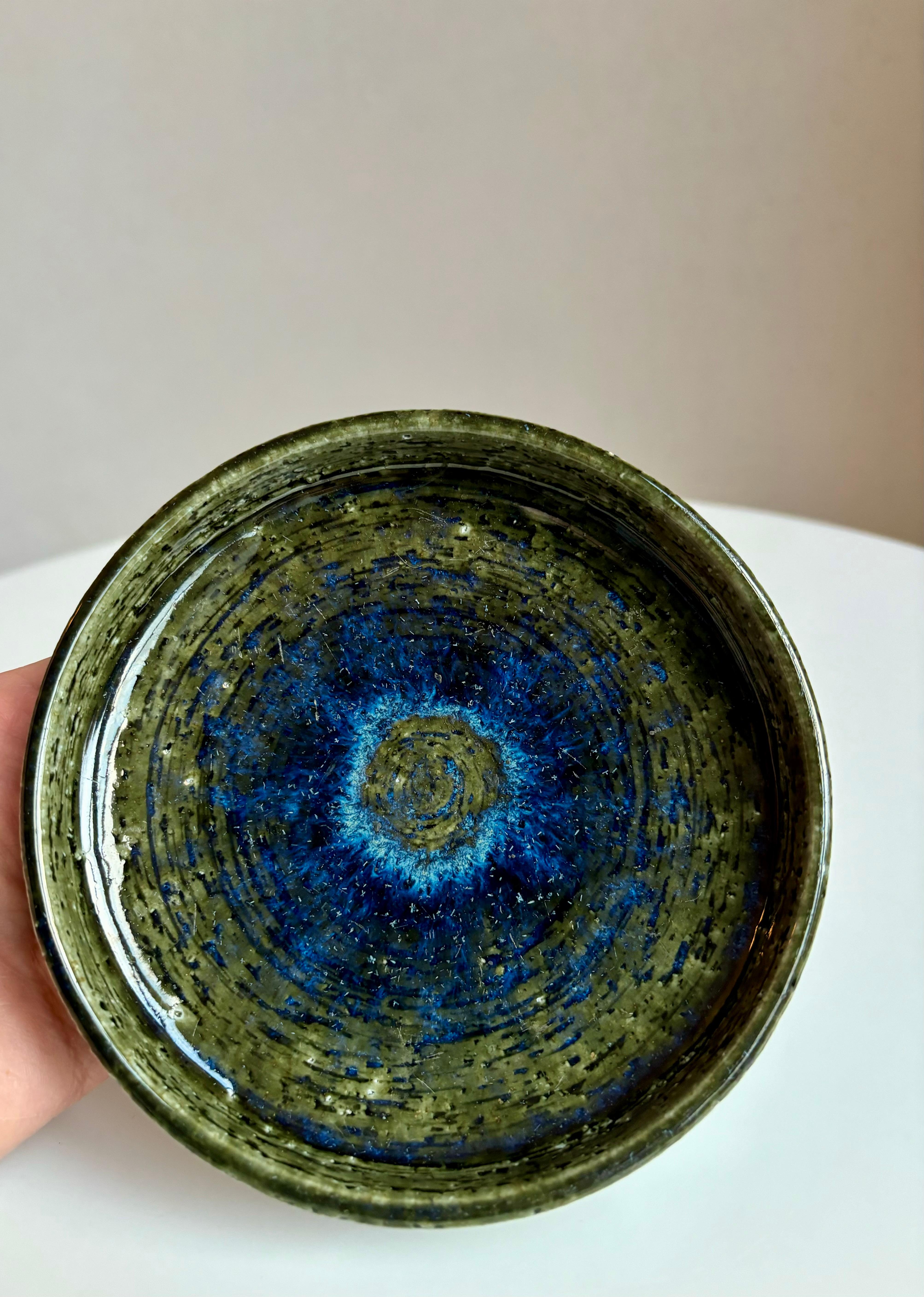 Piatto decorativo d'epoca in argilla chamotte di Per Linnemann-Schmidt per Palshus Stentøj. Realizzato a mano negli anni '60. Smalto lucido color oliva e blu chiaro e scuro. Firmato dall'artista sotto la base. Bellissime condizioni