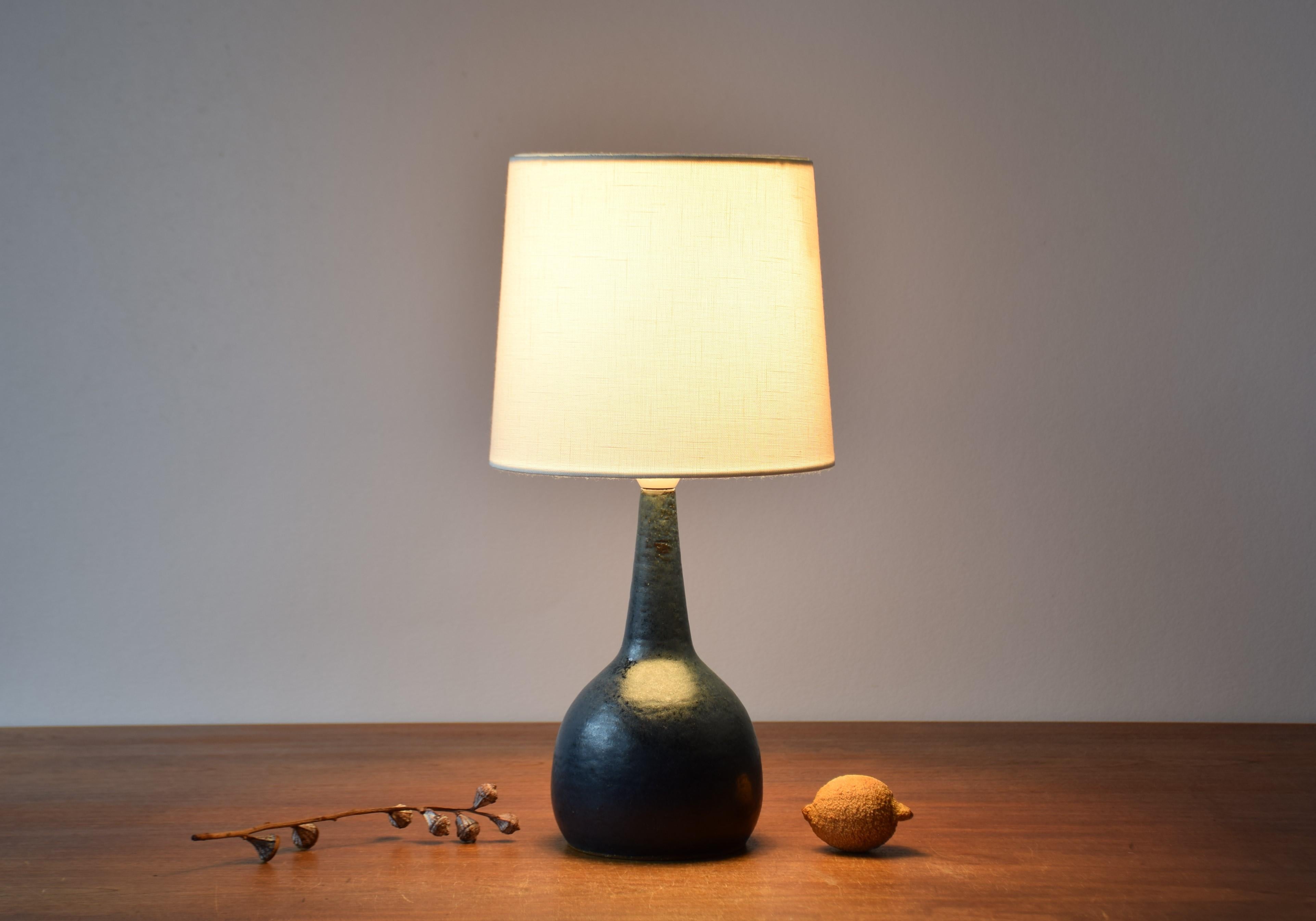 Sculptural Danish Mid-century ceramic table lamp designed by Per Linnemann-Schmidt for Palshus. Made circa 1960s. 

The lamp is made from chamotte clay and covered by a midnight blue glaze with brown elements. It is partly matte, partly glossy. Very