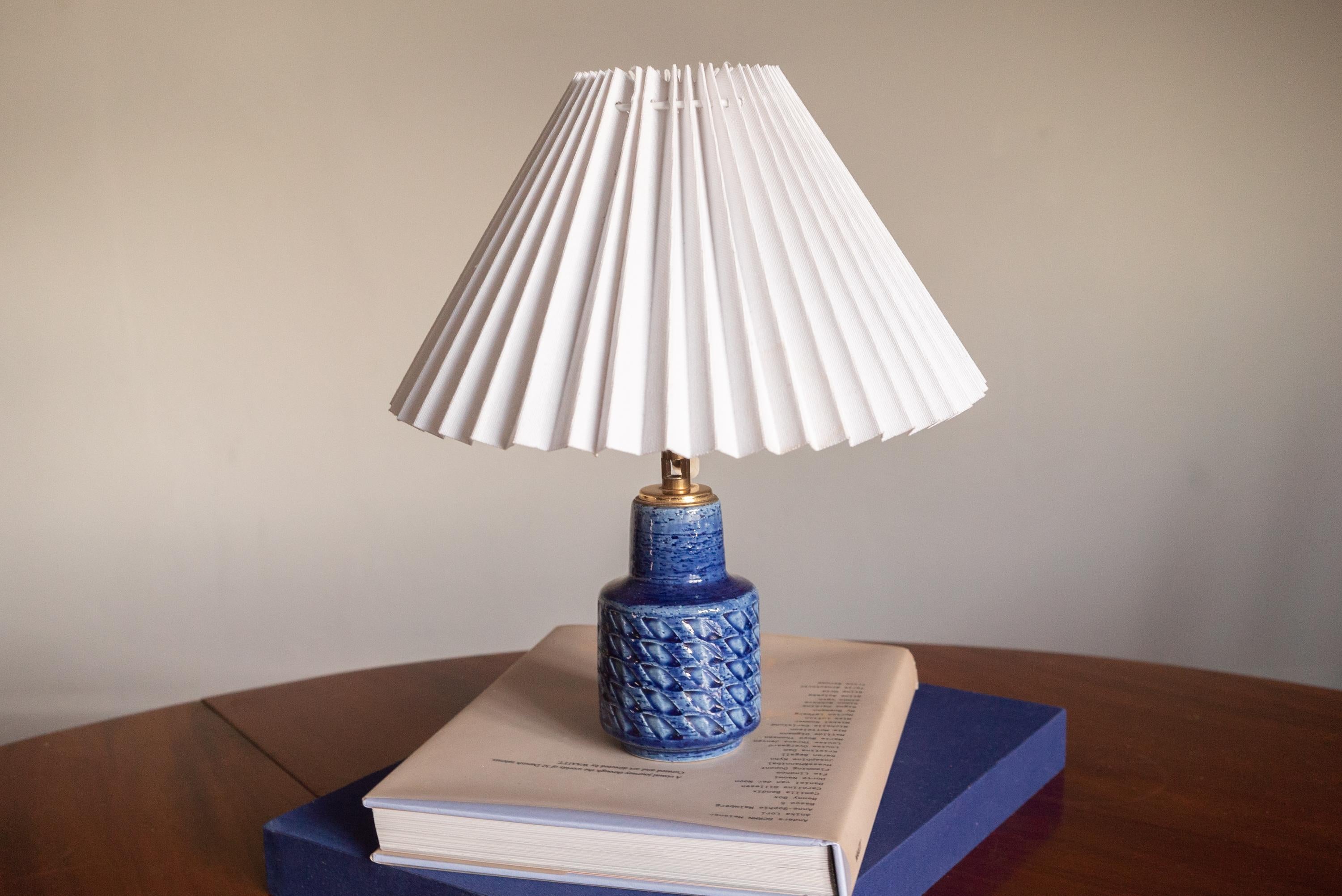 Small Palshus table- and bedside lamp with blue glaze designed by Per Linnemann-Schmidt. Made in Denmark in the 1960s.

Sold without lampshade.
Light bulb: For type E 26/E 27 Edison screw-fitting. Max 75 W.

European plug. If you do not use