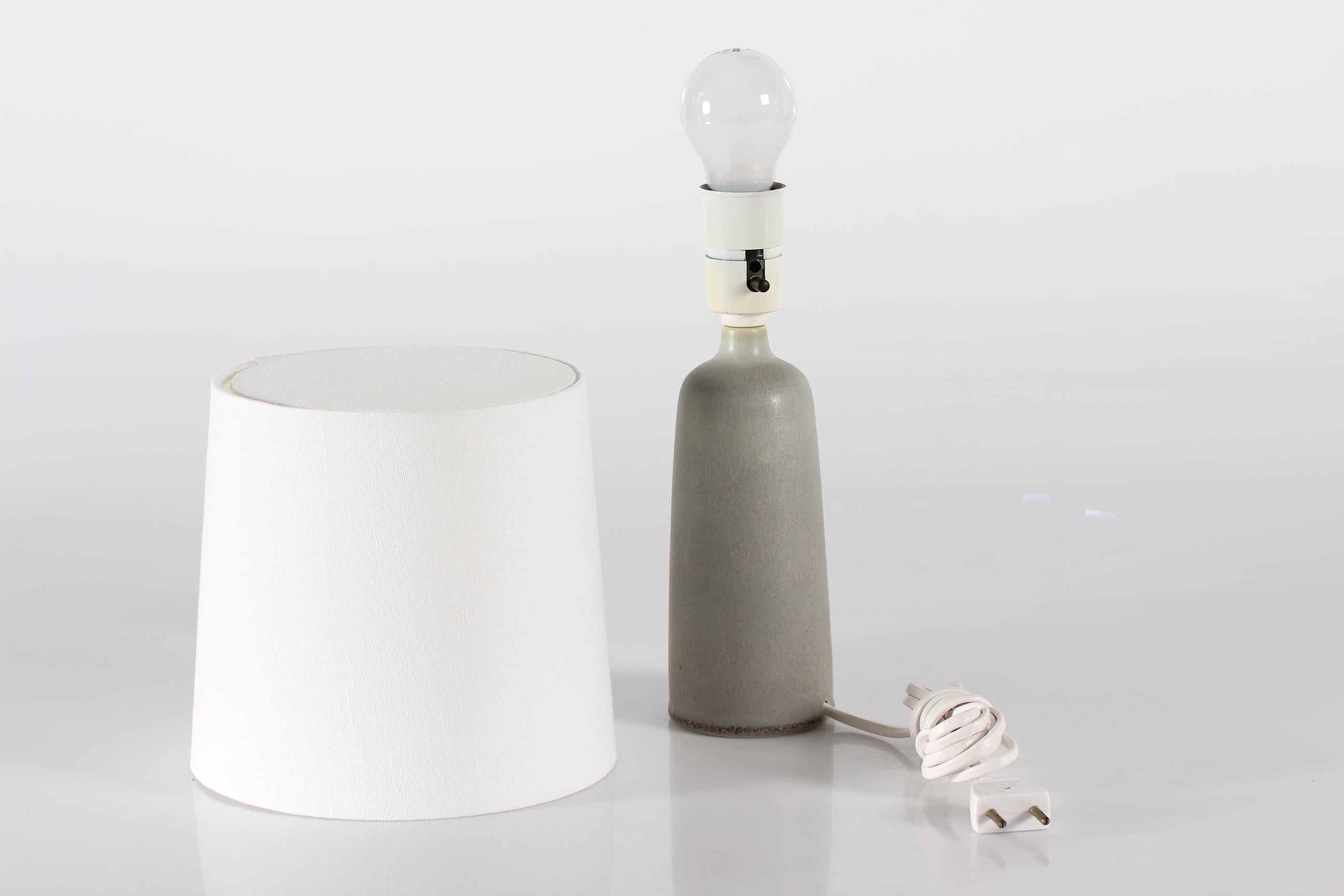Lampada da tavolo e da letto danese Palshus Small Grey Haresfur Glaze 1960s in vendita 4