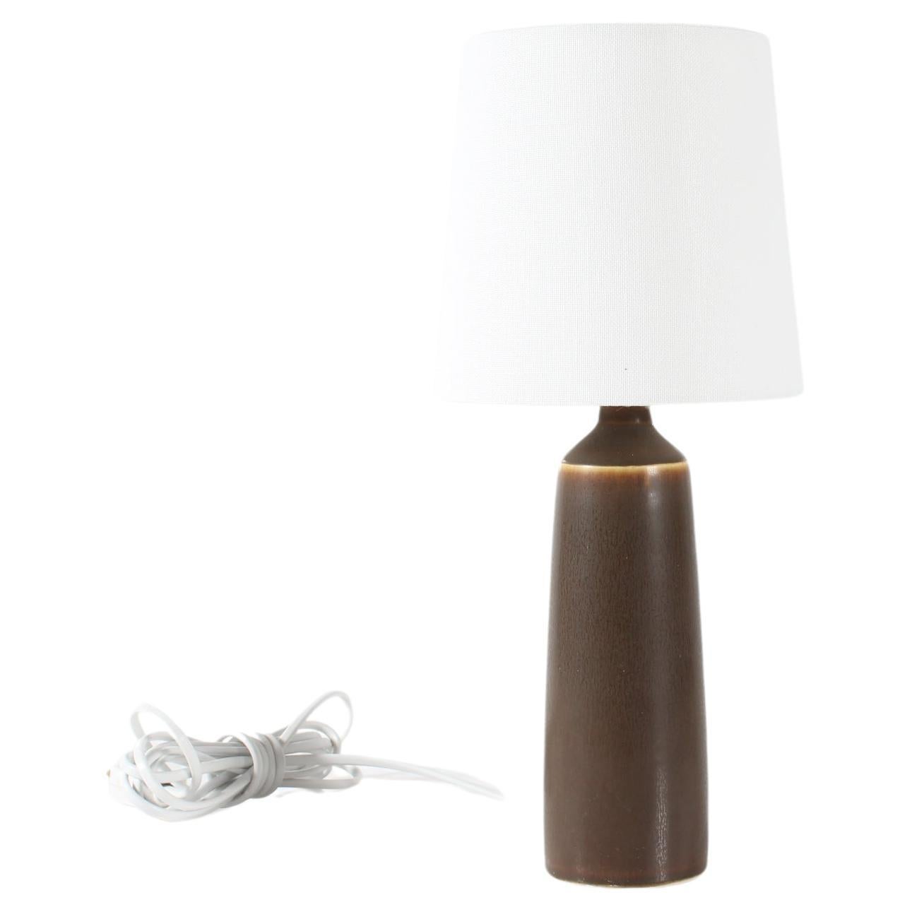 Small Danish table- and bedside lamp made by the  ceramic workshop Palshus.
The lamp is designed by Per Linnemann-Schmidt and manufactured circa 1950s or early 1960s.

The lamp base is decorated with a smooth brown hare´s fur glaze with notes of