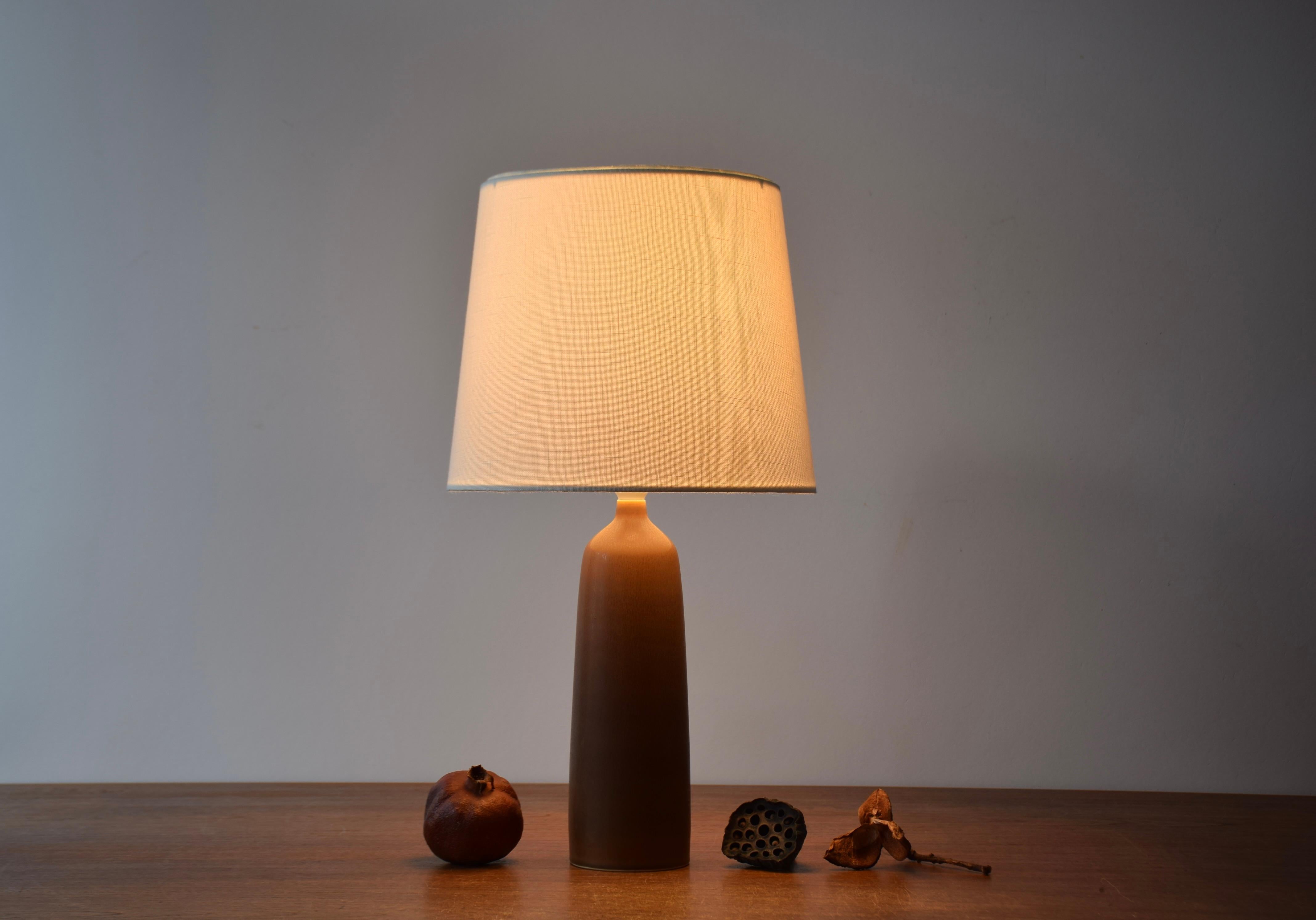 Midcentury table lamp from the Danish ceramic workshop Palshus.  
The lamp was designed by Per Linnemann-Schmidt and manufactured circa 1950s.

The lamp features a warm brown haresfur glaze on an elegant shape.

Included is a new lampshade designed