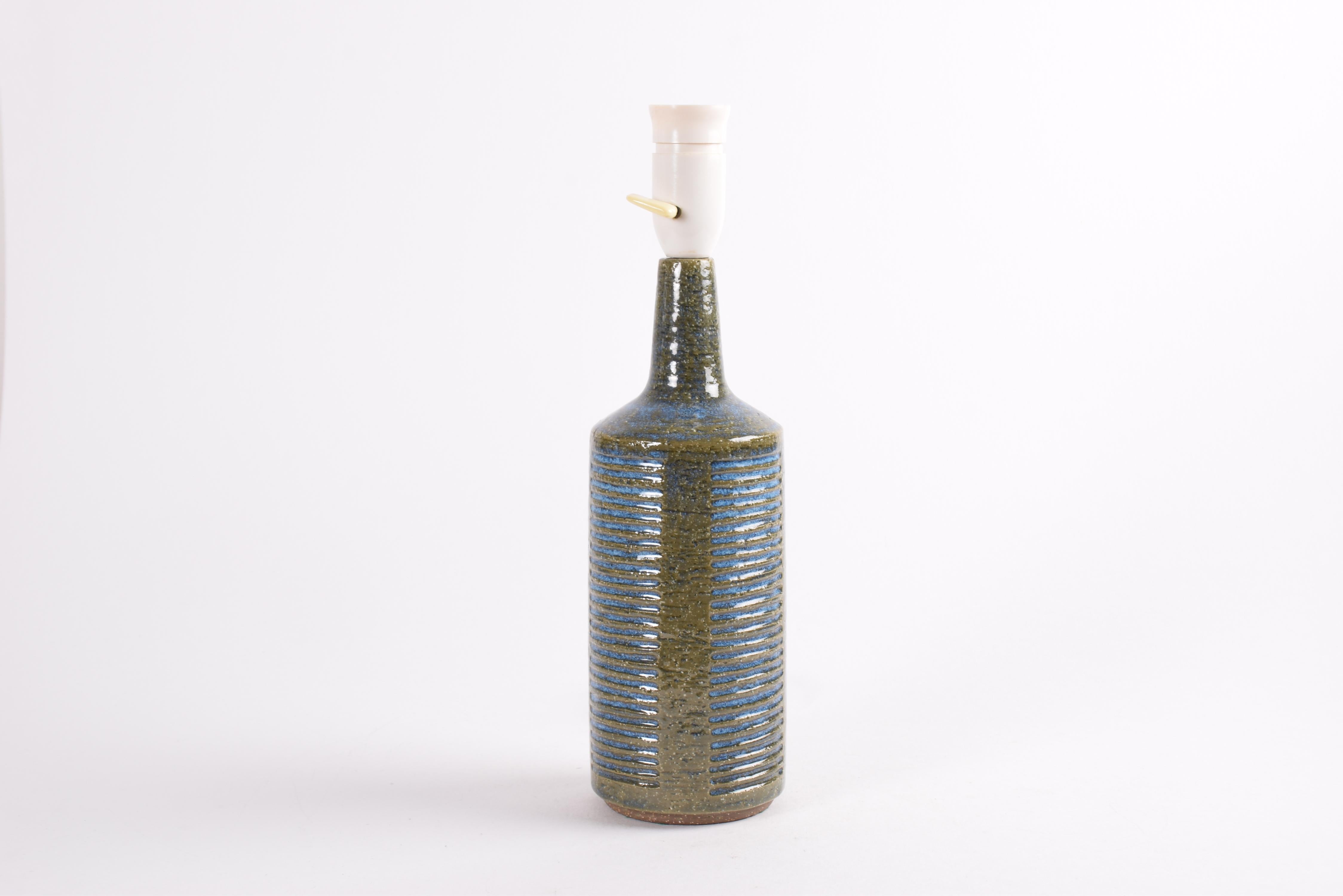 Scandinavo moderno Lampada da tavolo danese Palshus a strisce verdi e blu con paralume, ceramica moderna anni '60 in vendita