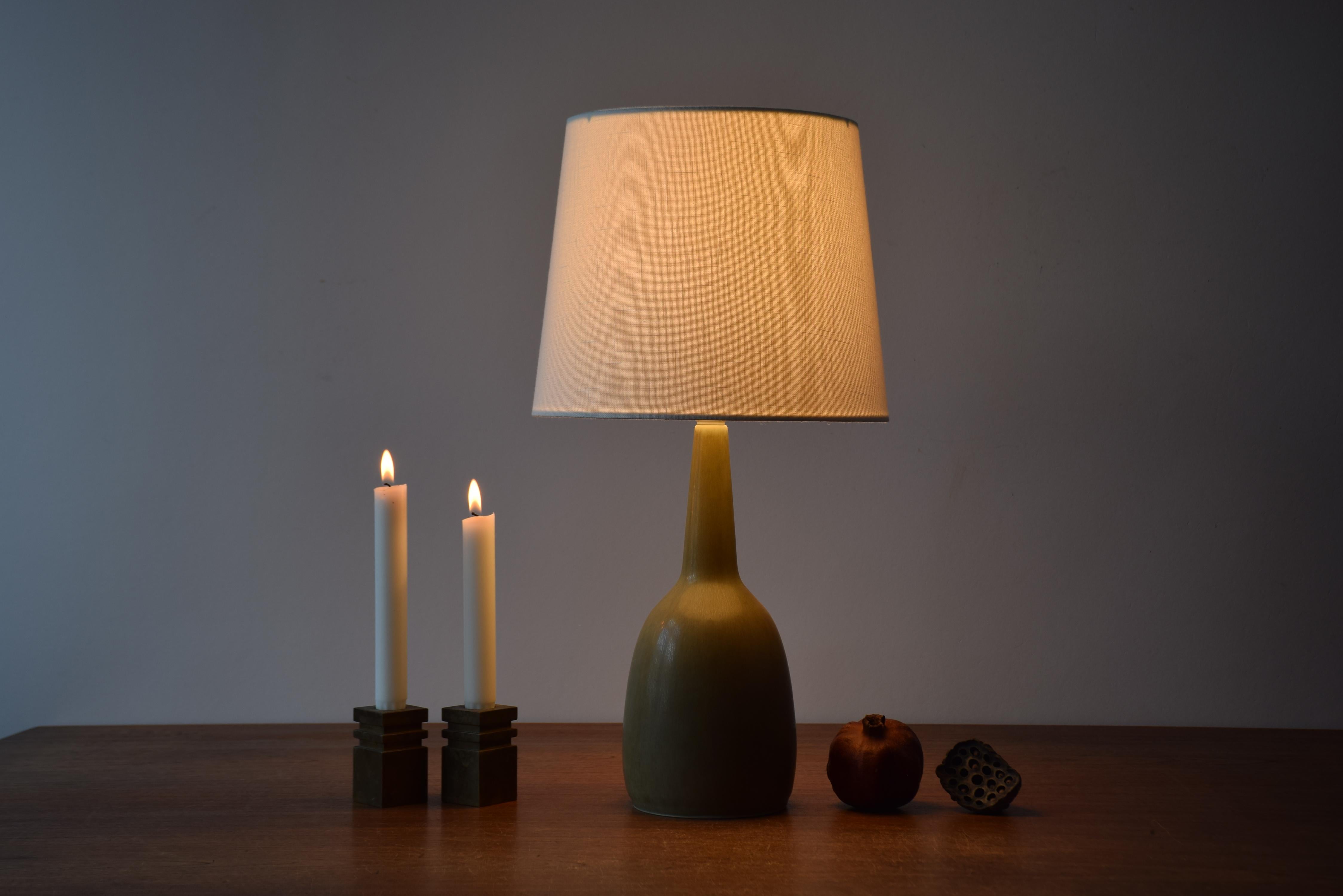 Midcentury table lamp from Danish Palshus with pale yellow haresfur glaze.
The lamp was designed by Per Linnemann-Schmidt and produced, circa 1950s.

Included is a new lampshade designed in Denmark. It is made of woven fabric with some texture and