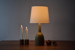 Lámpara de sobremesa danesa Palshus Verde oliva esmaltado Haresfur, Midcentury Modern Años 50