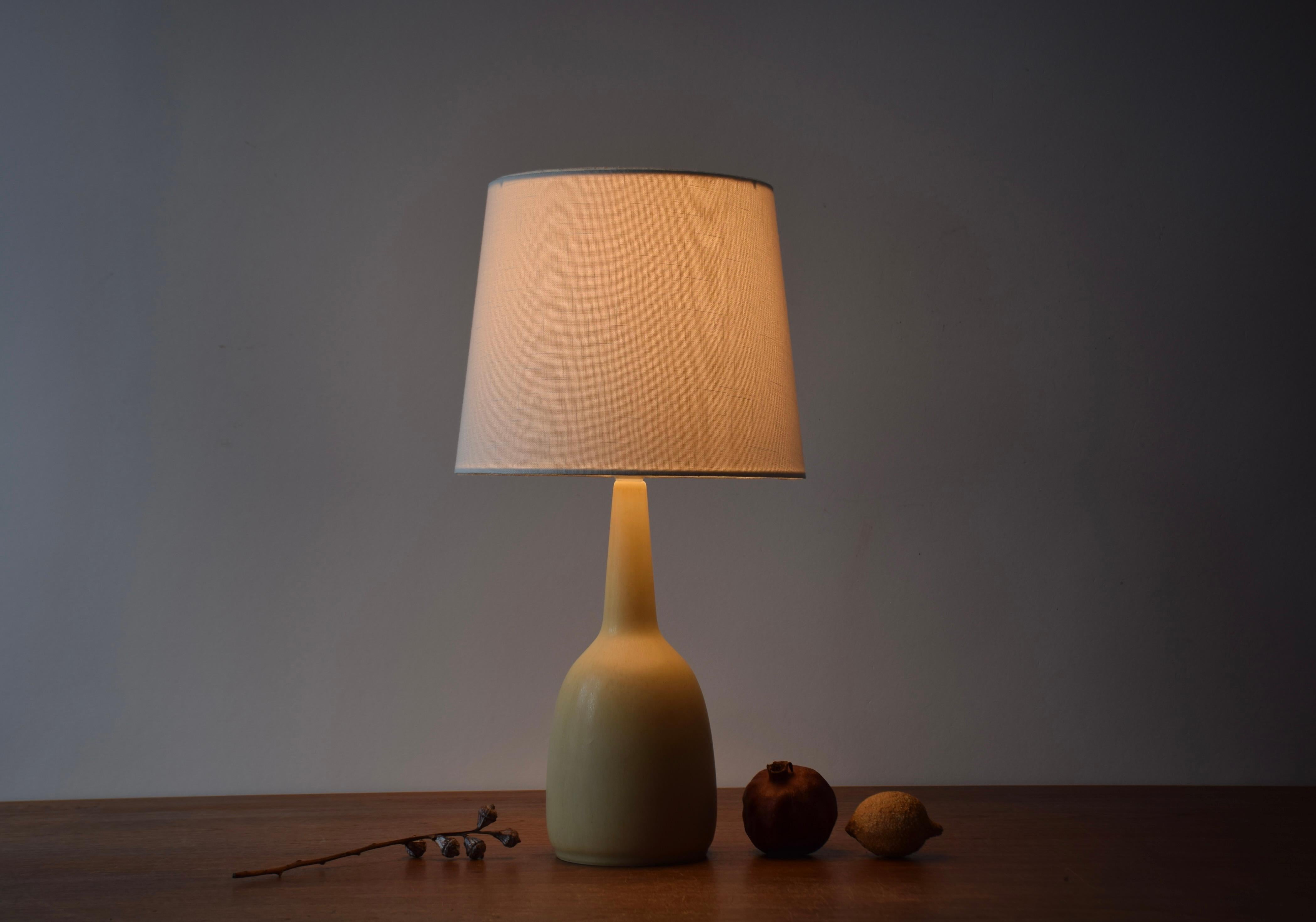 Lampe de table du milieu du siècle de la marque danoise HaresFus avec glaçure jaune pâle haresfur.
La lampe a été conçue par Per Linnemann-Schmidt et produite vers les années 1950.

Un nouvel abat-jour conçu au Danemark est inclus. Ils sont