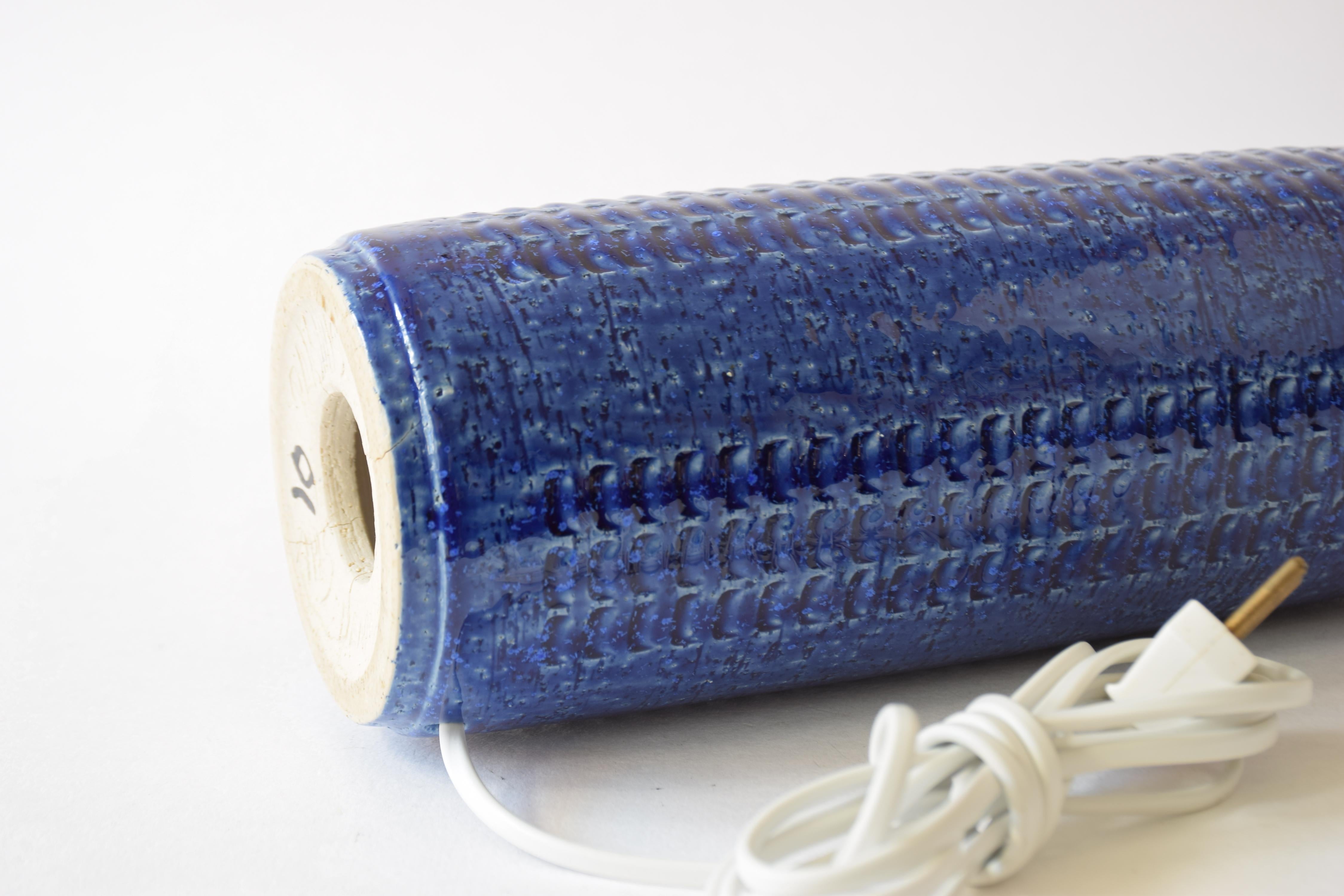 Lámpara de mesa danesa Palshus alta azul cobalto con pantalla, cerámica moderna años 60 en venta 2