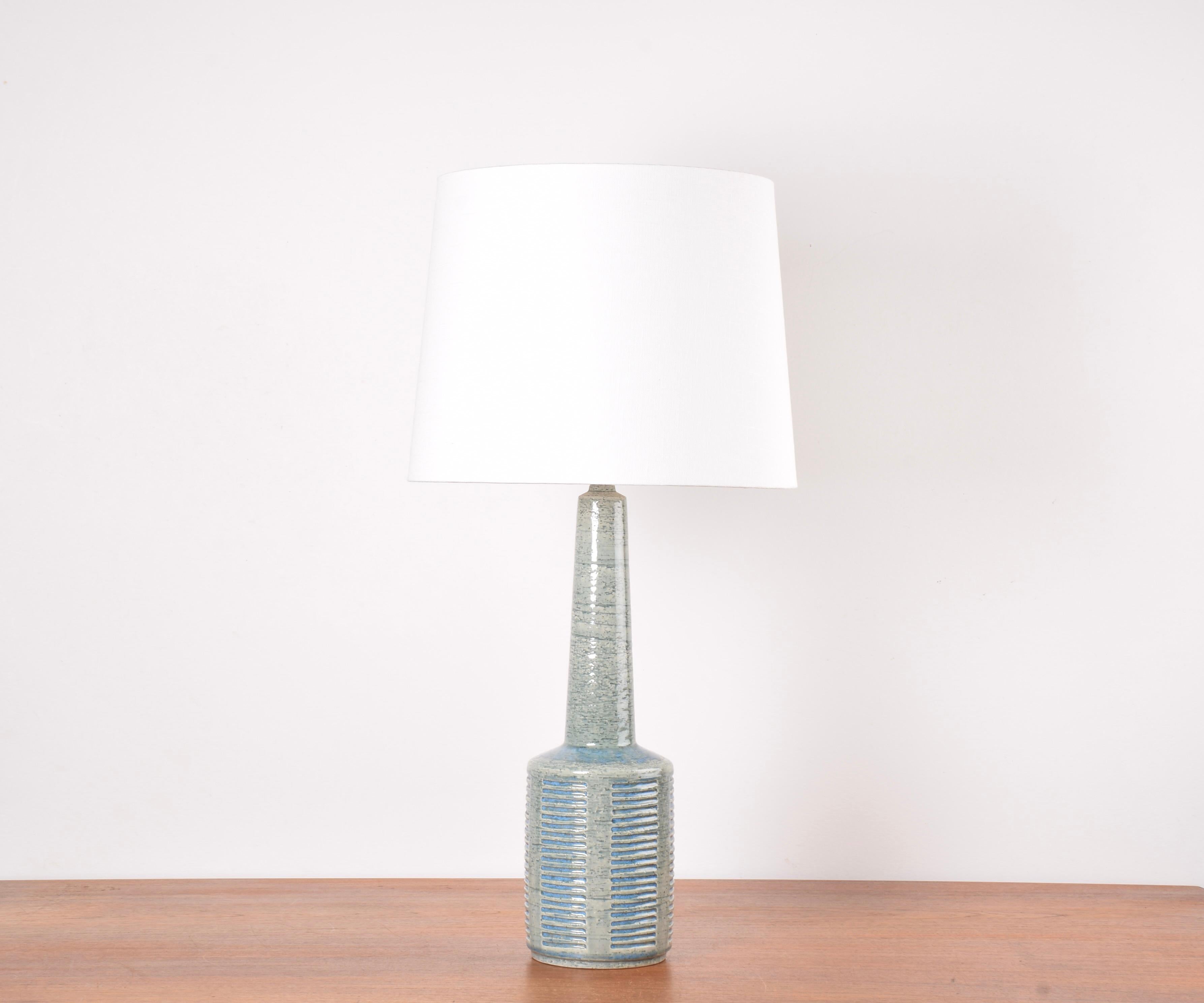 Lampada da tavolo alta di metà secolo della danese Palshus con paralume incluso.
La lampada è stata progettata da Per Linnemann-Schmidt e realizzata negli anni '60 circa.
È realizzata con argilla chamotte che conferisce una superficie ruvida e