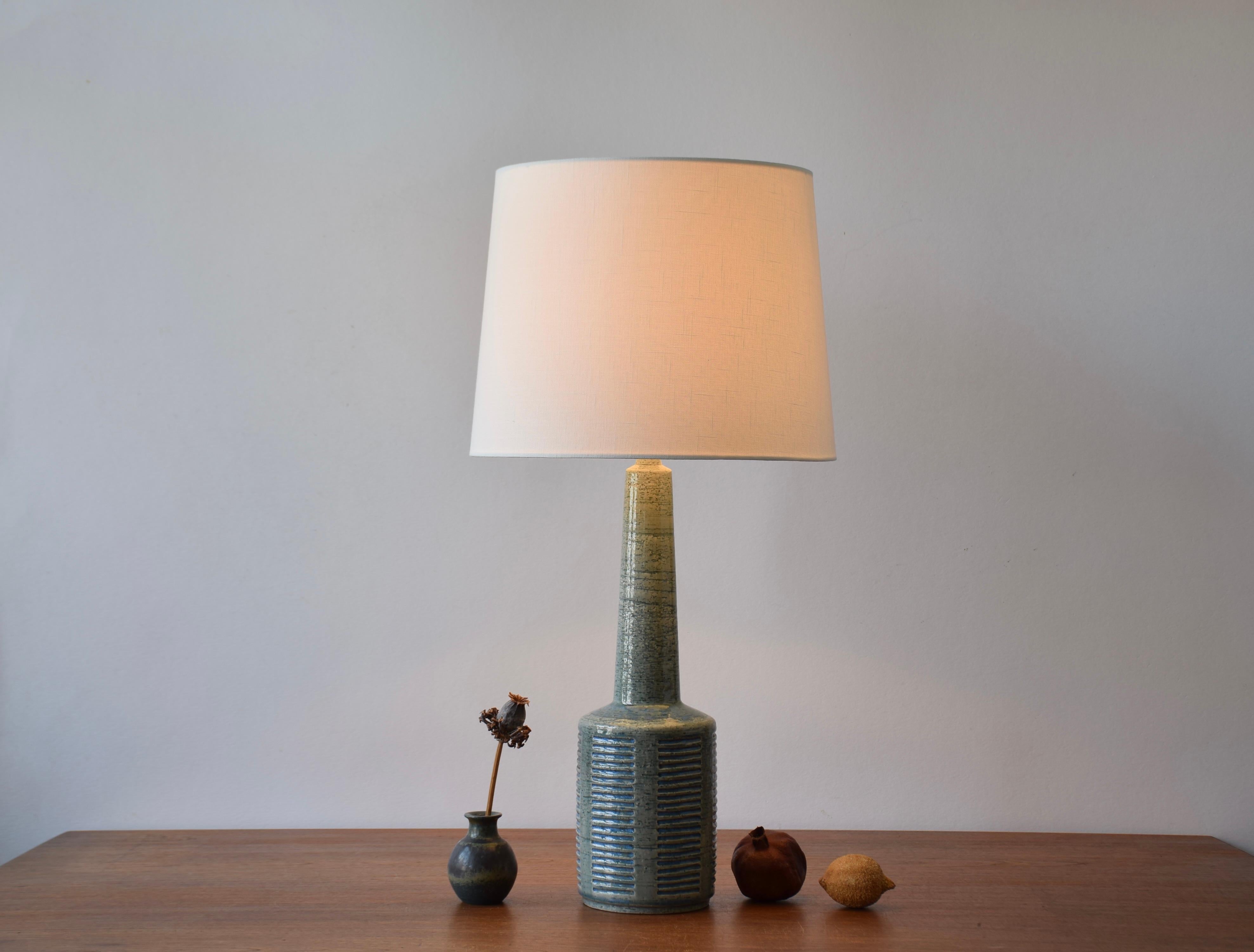 Scandinavo moderno Lampada da tavolo danese Palshus Tall Smalto blu acqua con paralume, ceramica moderna anni '60 in vendita