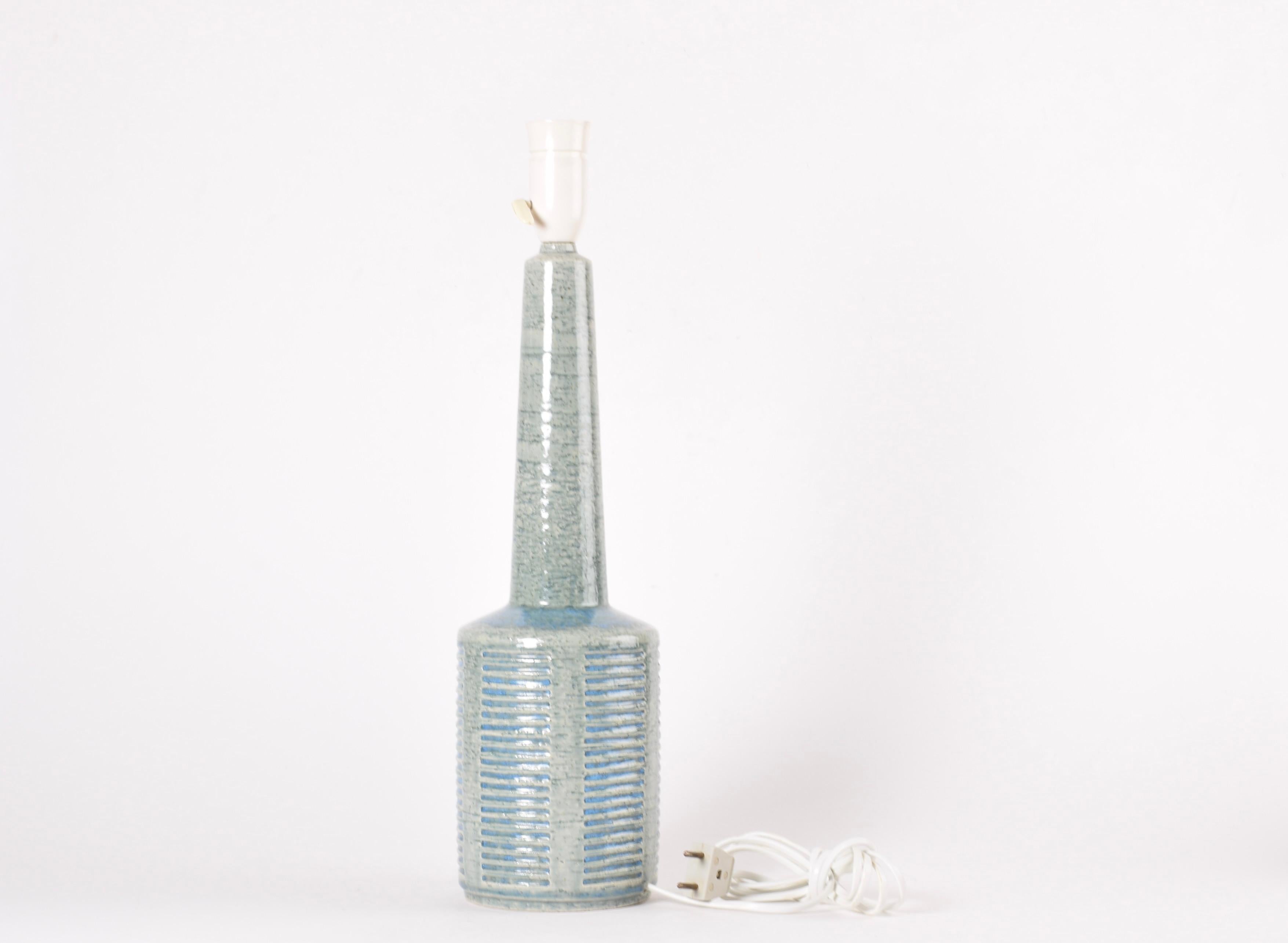 Lampada da tavolo danese Palshus Tall Smalto blu acqua con paralume, ceramica moderna anni '60 In condizioni buone in vendita a Silkeborg, Silkeborg