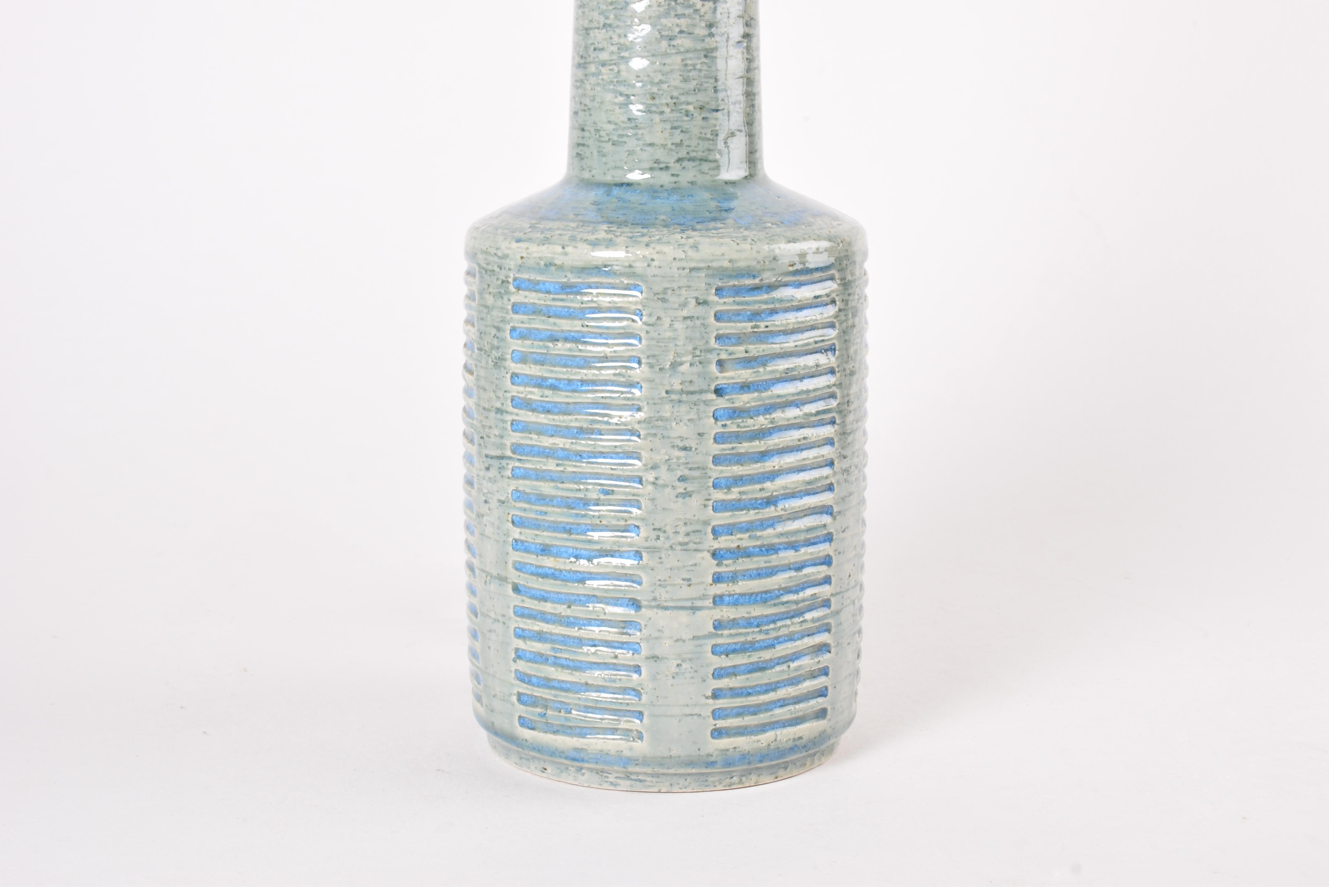 Metà XX secolo Lampada da tavolo danese Palshus Tall Smalto blu acqua con paralume, ceramica moderna anni '60 in vendita