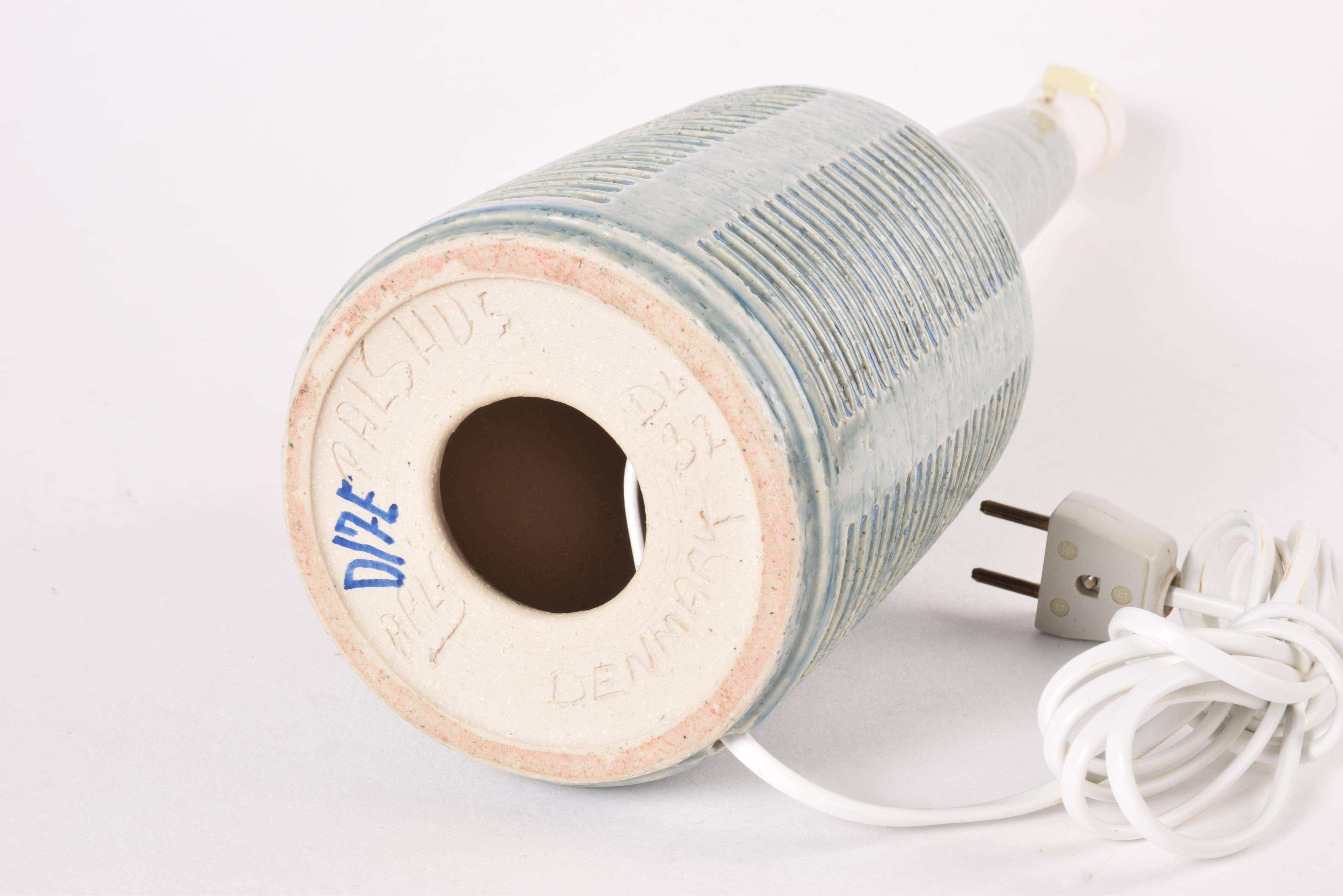 Ceramica Lampada da tavolo danese Palshus Tall Smalto blu acqua con paralume, ceramica moderna anni '60 in vendita