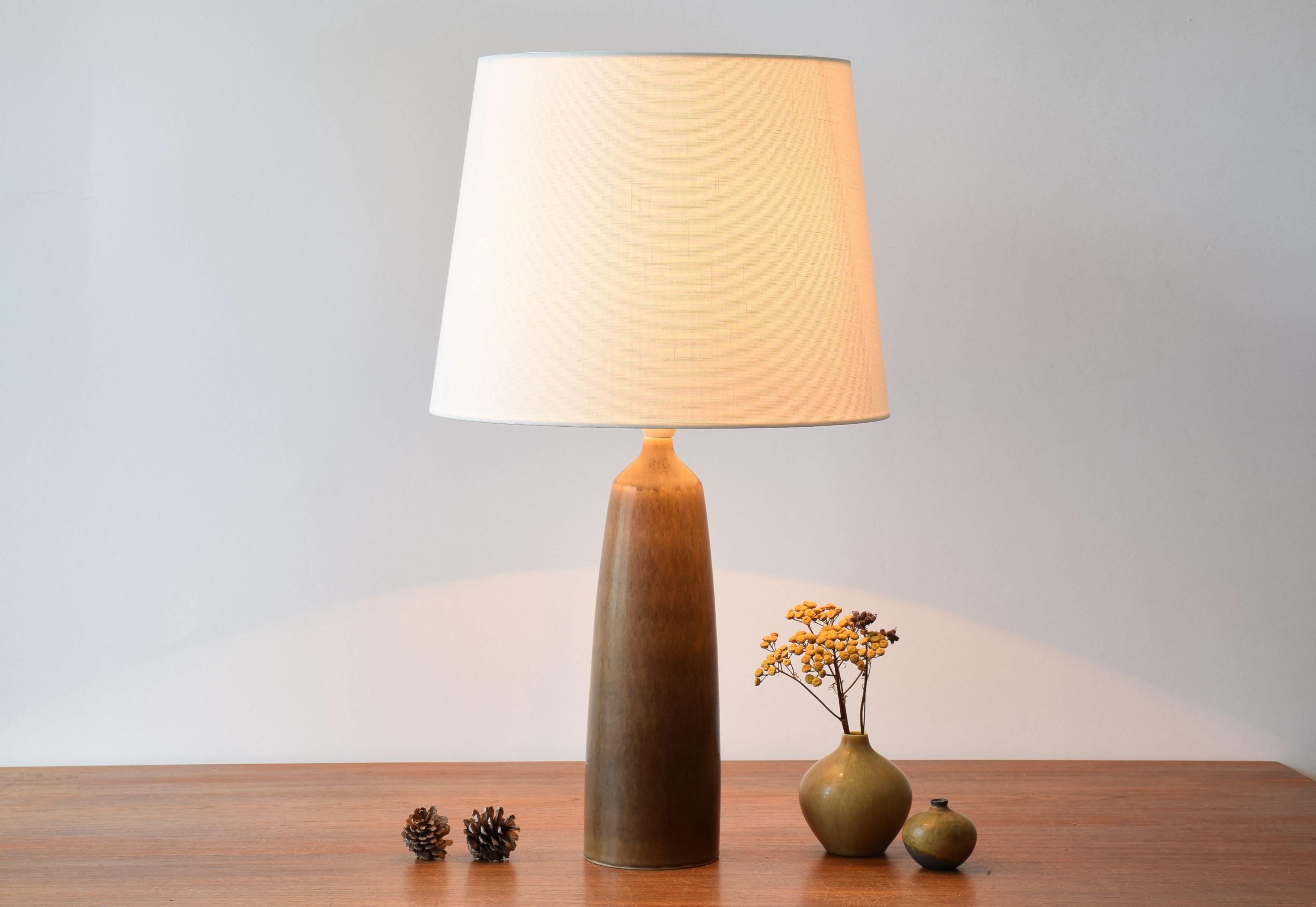 Midcentury tall table lamp from Danish Palshus with brown haresfur glaze.
The lamp was designed by Per Linnemann-Schmidt and produced, circa 1950s.

Included is a new lampshade designed in Denmark. It is made of woven fabric with some texture and