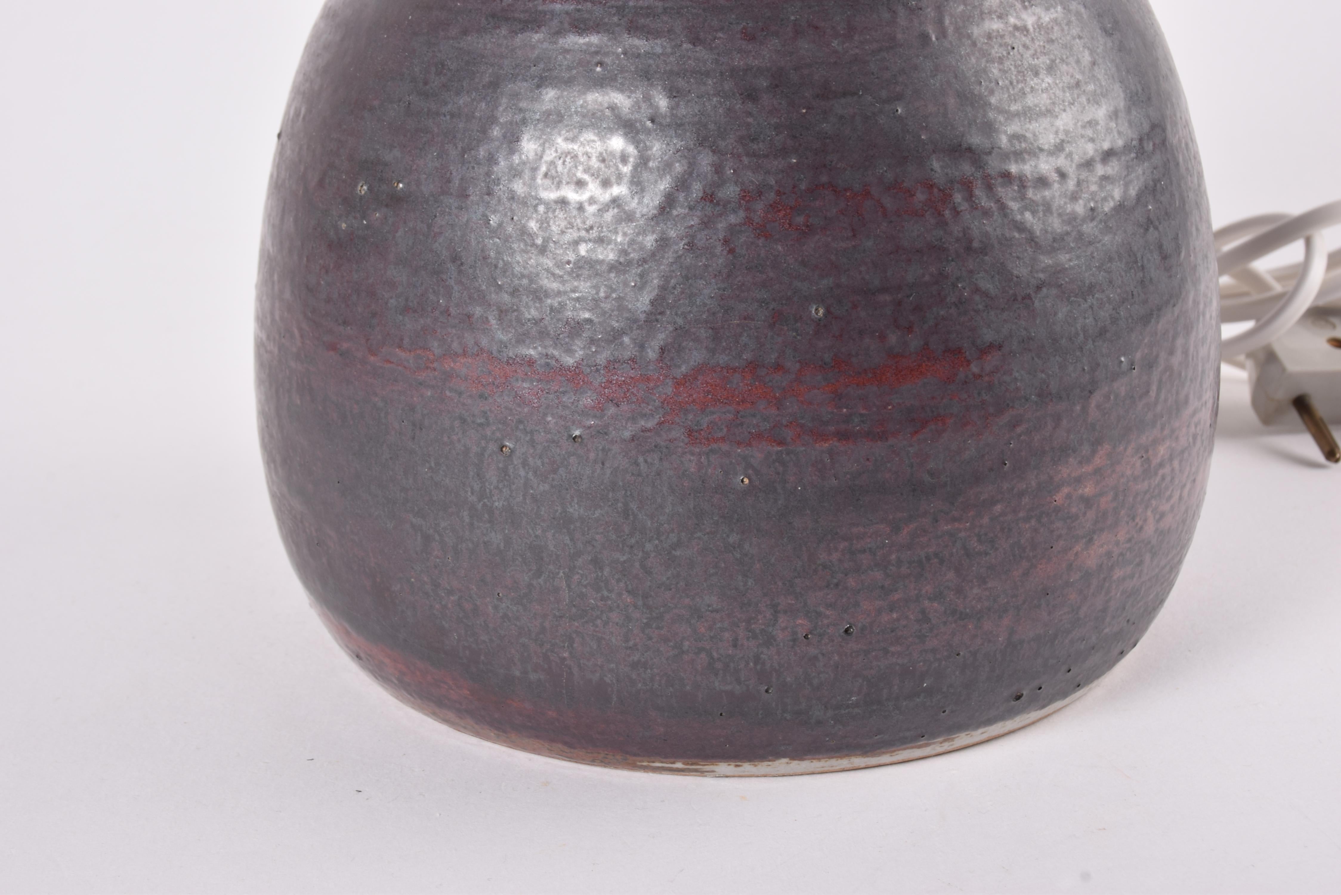 Dänische Palshus Hohe Tischlampe Brown Rust Glaze mit Schirm, Modern Ceramic 1960s (Mitte des 20. Jahrhunderts) im Angebot