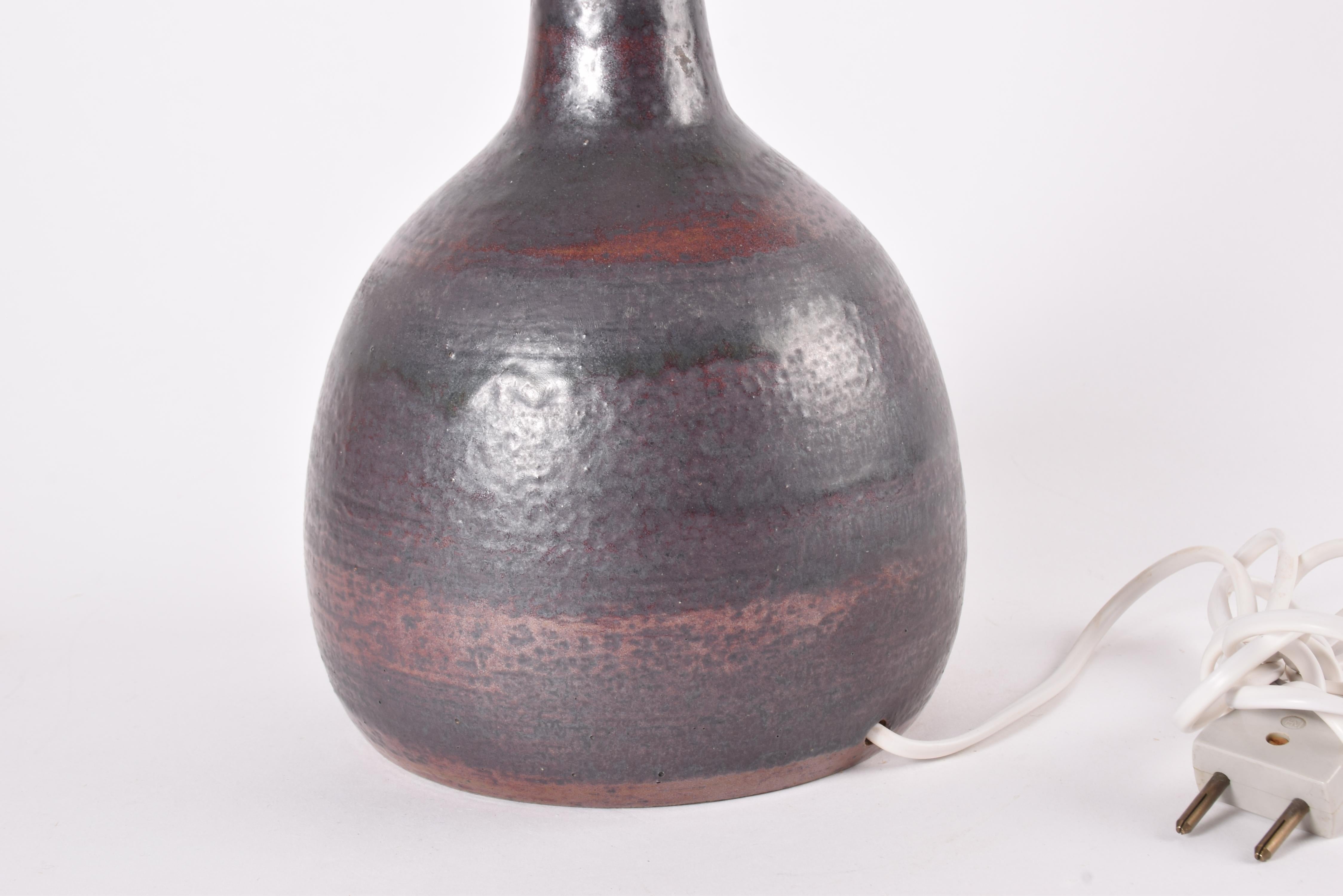 Milieu du XXe siècle Lampe de table danoise Palshus Brown Rust Glaze avec abat-jour, The Modern Ceramic 1960s en vente
