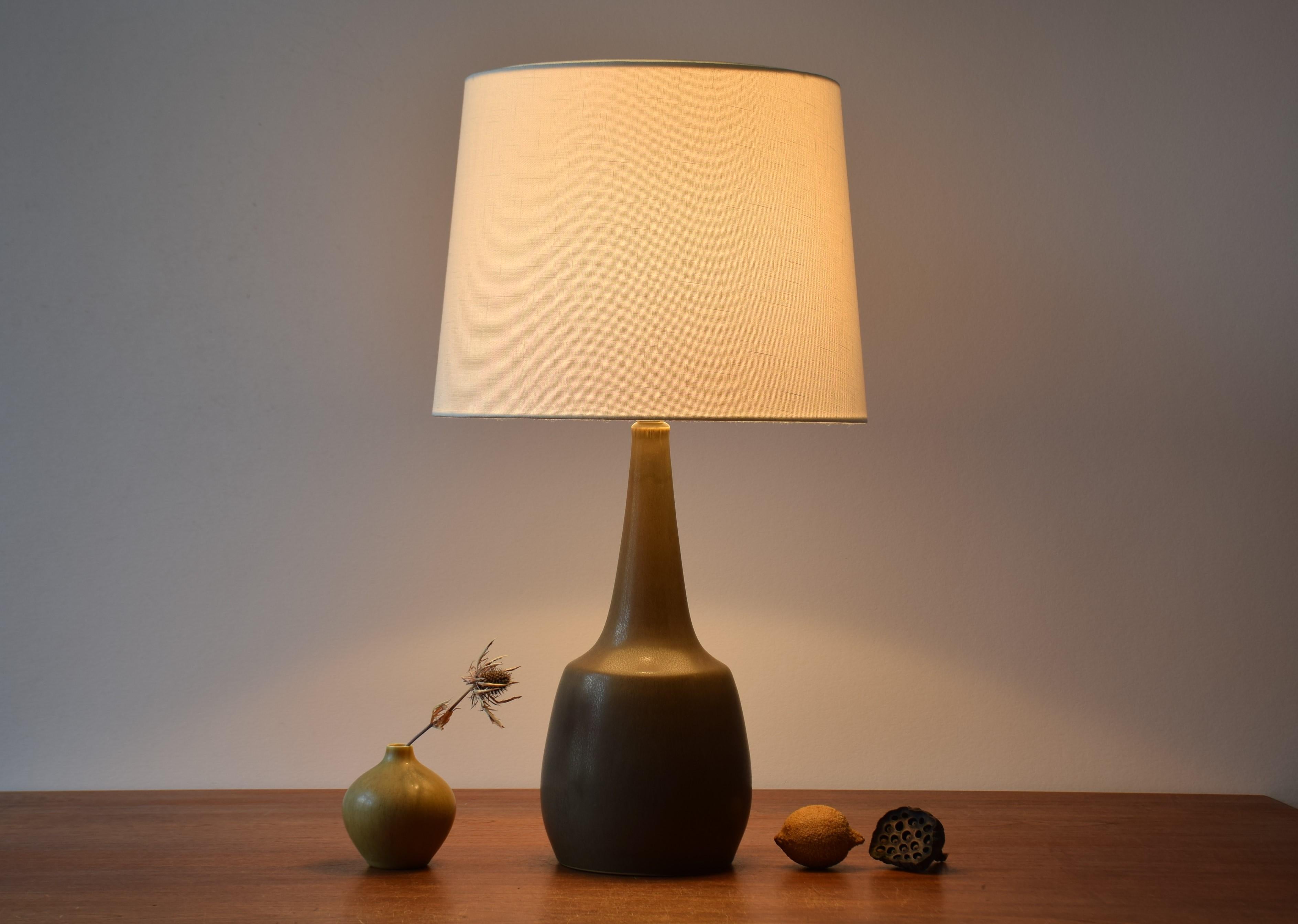 Tall Midcentury Danish table lamp from ceramic workshop Palshus.
The lamp was designed by Per Linnemann-Schmidt and manufactured circa 1950s or early 1960s.

The lamp has a khaki brown haresfur glaze.

Sold without lampshade. The lampshade can be