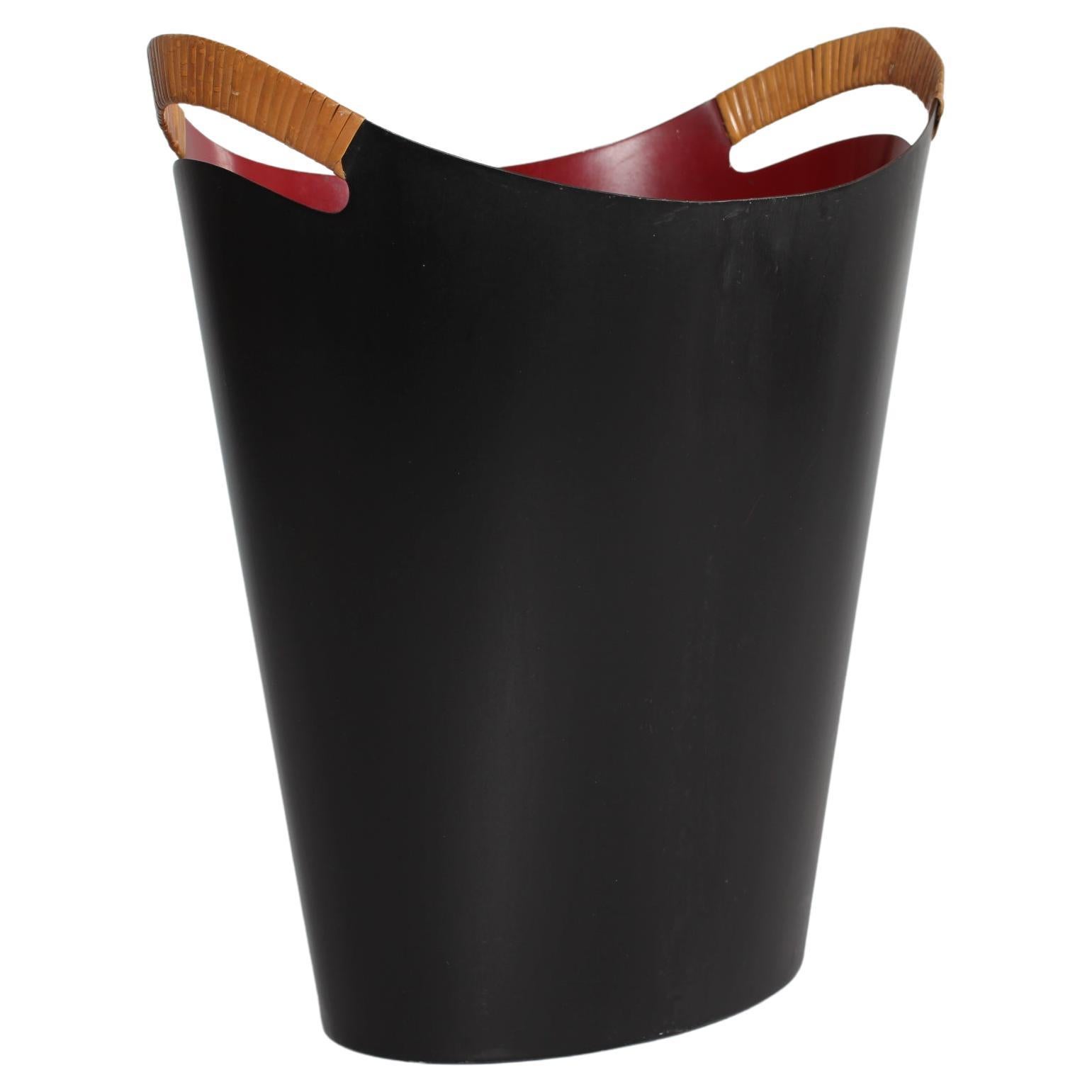Danish vintage waste paper bin designed by Grete Kornerup-Bang and manufactured by Torben Ørskov.
This bin is made of metal with black and oxblood red lacquer which is rare to find.
Most of these bins are with black lacquer outside as well as