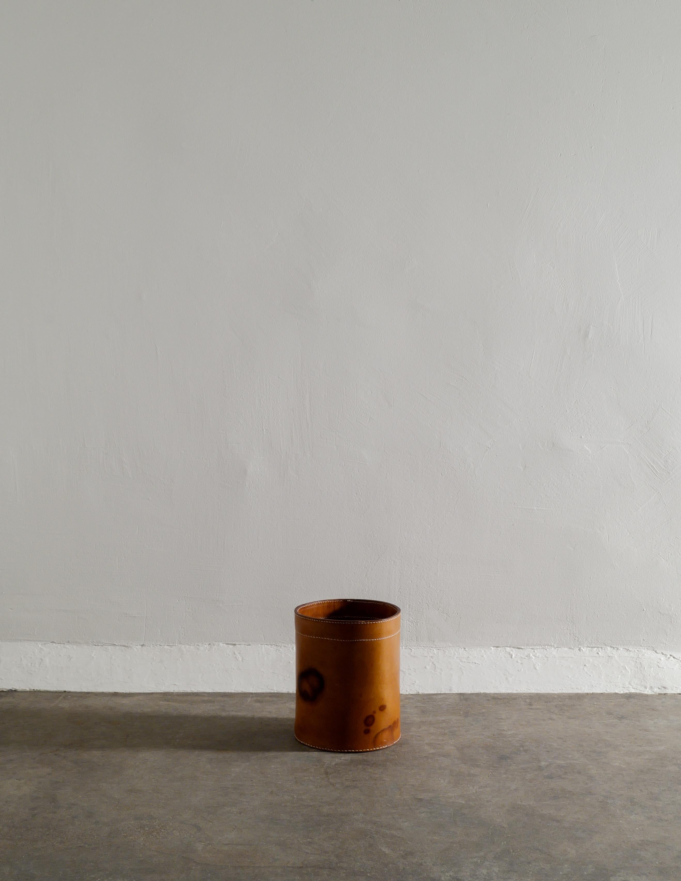 Rare paper / waste bin in patinated leather produced in Denmark in the 1960s. In good vintage and original condition. 

Dimensions: height: 29 cm, diameter: 24 cm.