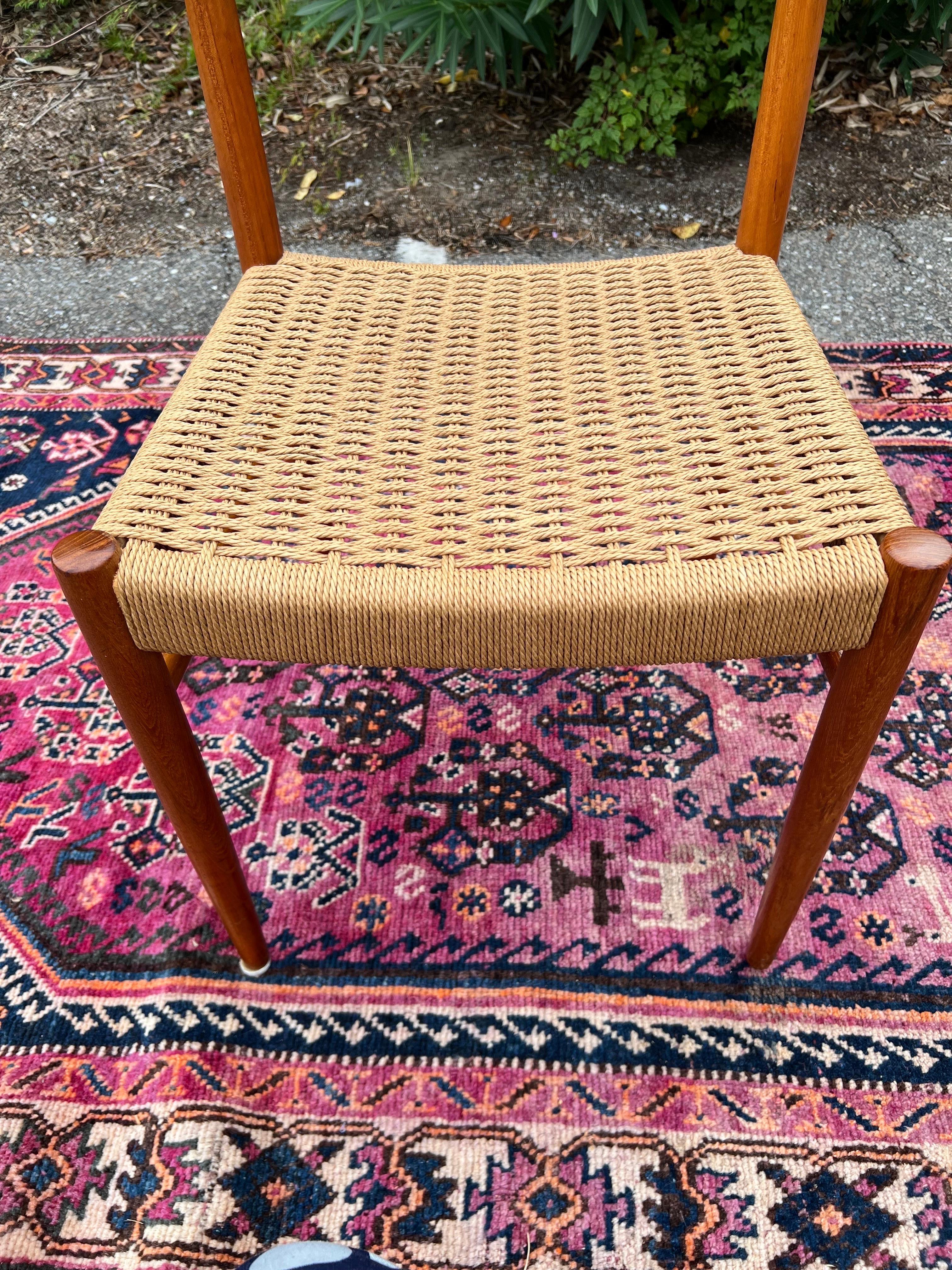 Chaises danoises en corde de papier par AM Mobler, numéro de design 501, en teck avec des chevilles en bois de rose attachant les dossiers aux pieds arrière. La chaise est en très bon état. Parfait pour le look actuel de la décoration intérieure. 