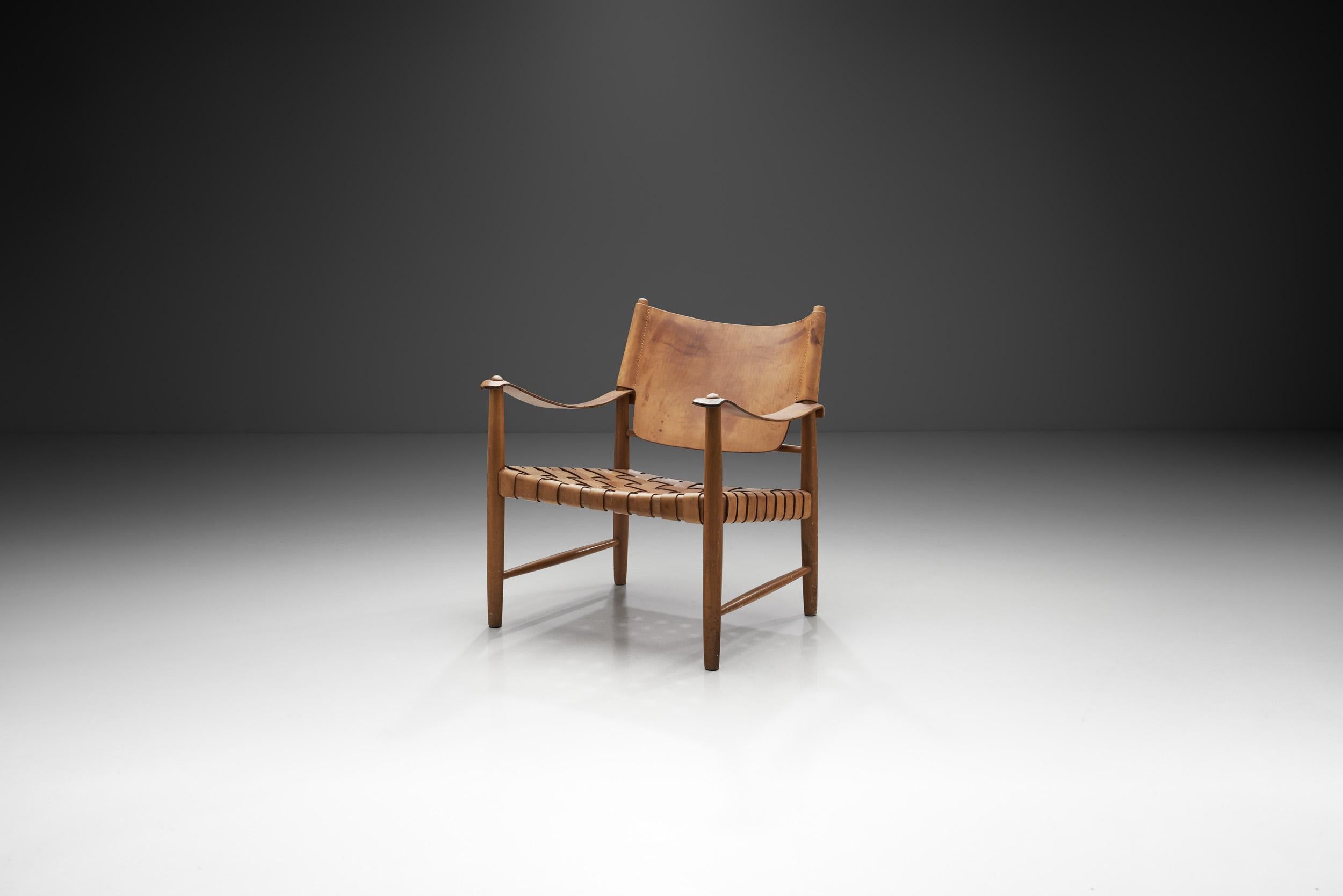 Le design de cette chaise remarquable est basé sur une longue tradition de chaises de safari. D'Eileen Gray à Kaare Klint et Elias Svedberg, de nombreux grands designers ont réalisé des versions de ce siège auto-assemblé, qui trouve probablement son