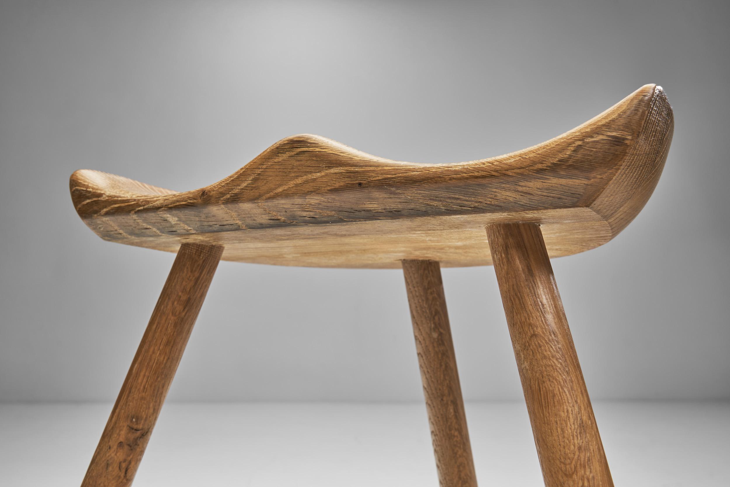 Sgabello tripode danese in Oak Oak patinato, Danimarca, anni '40 circa in vendita 3
